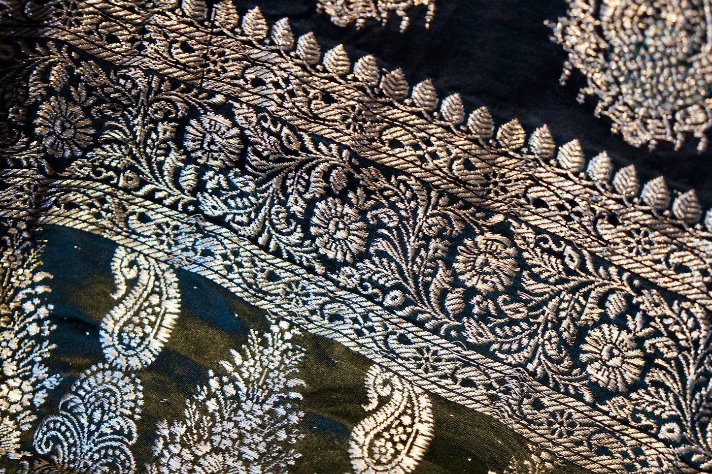 布料名 -《玄夜金辉：墨色丝缎上的佩斯利圣殿与繁星褶皱》| Fabric Name - Mystic Night and Golden Radiance: Paisley Sanctuaries and Stellar Pleats on Ebony Silk Satin