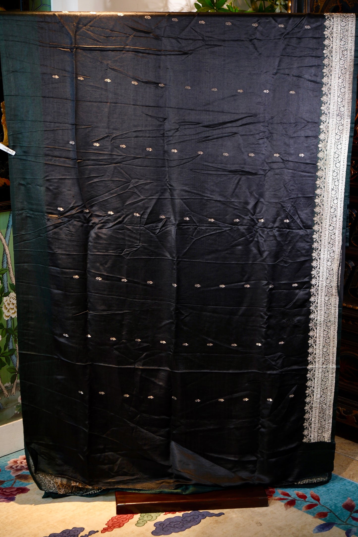 布料名 -《玄夜金辉：墨色丝缎上的佩斯利圣殿与繁星褶皱》| Fabric Name - Mystic Night and Golden Radiance: Paisley Sanctuaries and Stellar Pleats on Ebony Silk Satin