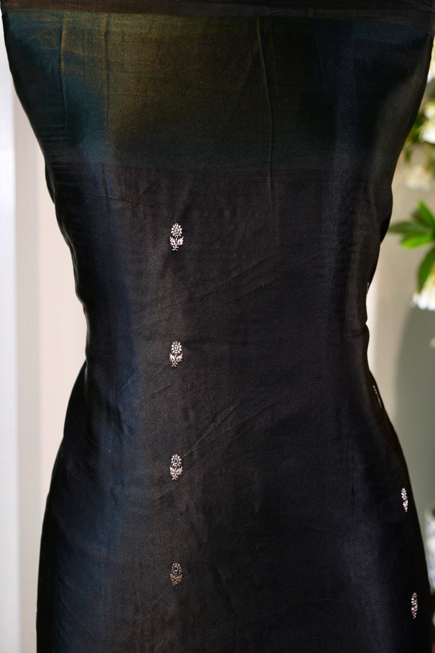 布料名 -《玄夜金辉：墨色丝缎上的佩斯利圣殿与繁星褶皱》| Fabric Name - Mystic Night and Golden Radiance: Paisley Sanctuaries and Stellar Pleats on Ebony Silk Satin