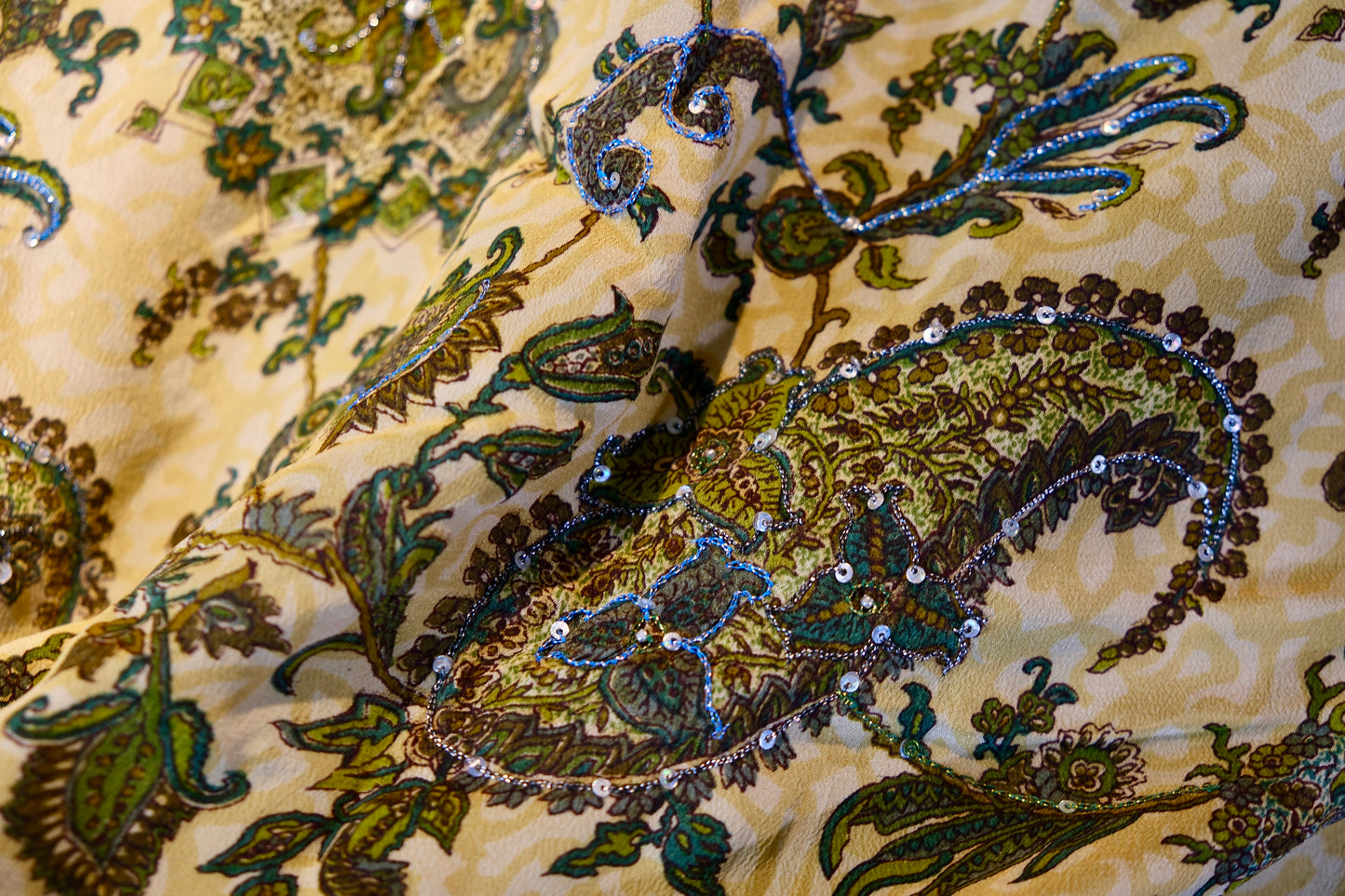 布料名 - 《迷翠森境：青苔底纹上的佩斯利繁星与银线织梦》 | Fabric Name - Enchanted Moss Realm: Paisley Constellations and Silver-Woven Dreams on Mossy Ground