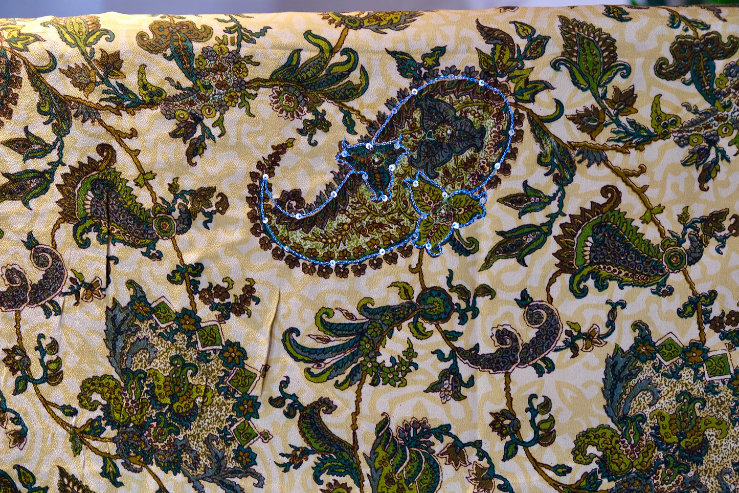 布料名 - 《迷翠森境：青苔底纹上的佩斯利繁星与银线织梦》 | Fabric Name - Enchanted Moss Realm: Paisley Constellations and Silver-Woven Dreams on Mossy Ground