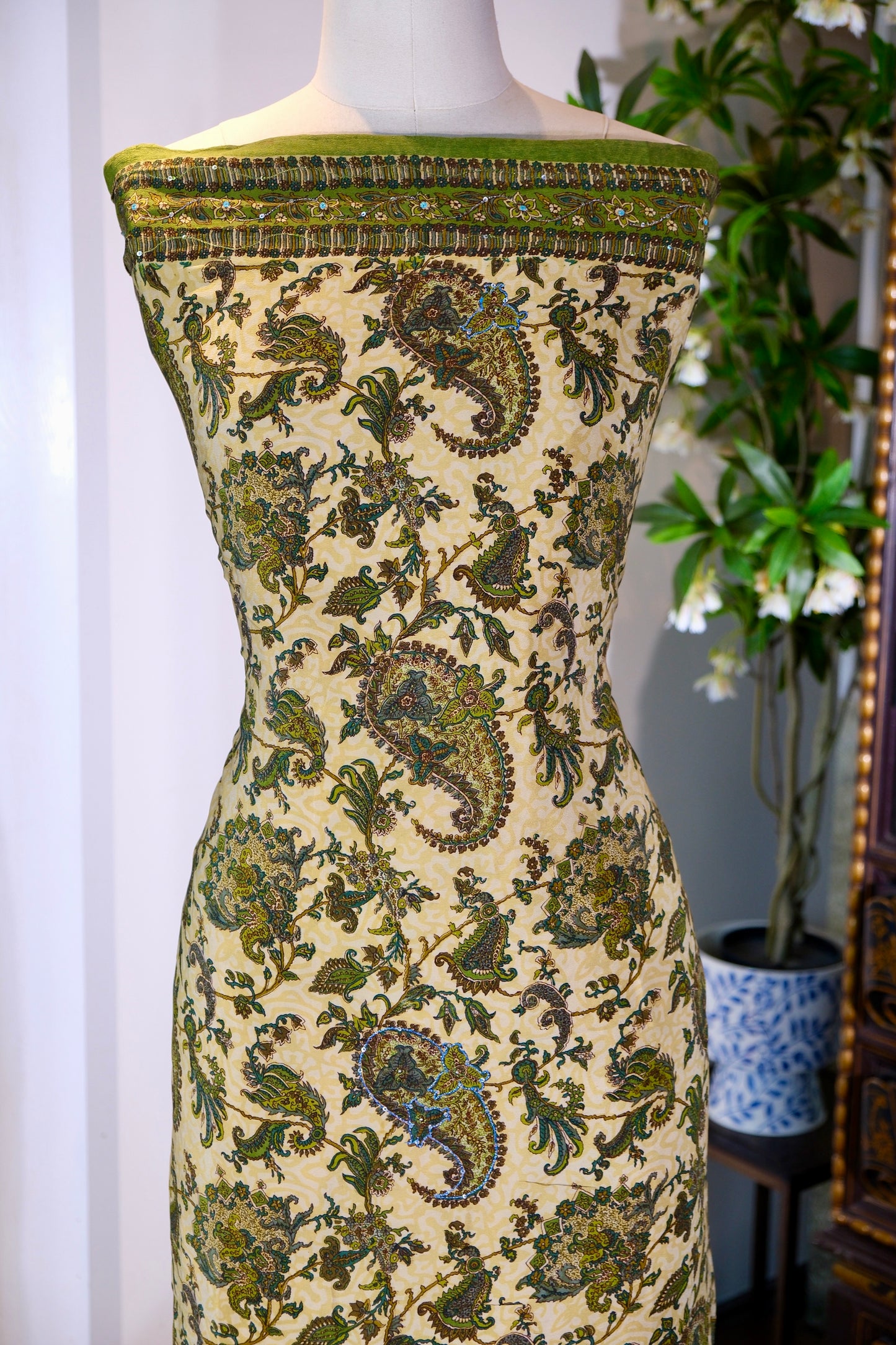 布料名 - 《迷翠森境：青苔底纹上的佩斯利繁星与银线织梦》 | Fabric Name - Enchanted Moss Realm: Paisley Constellations and Silver-Woven Dreams on Mossy Ground