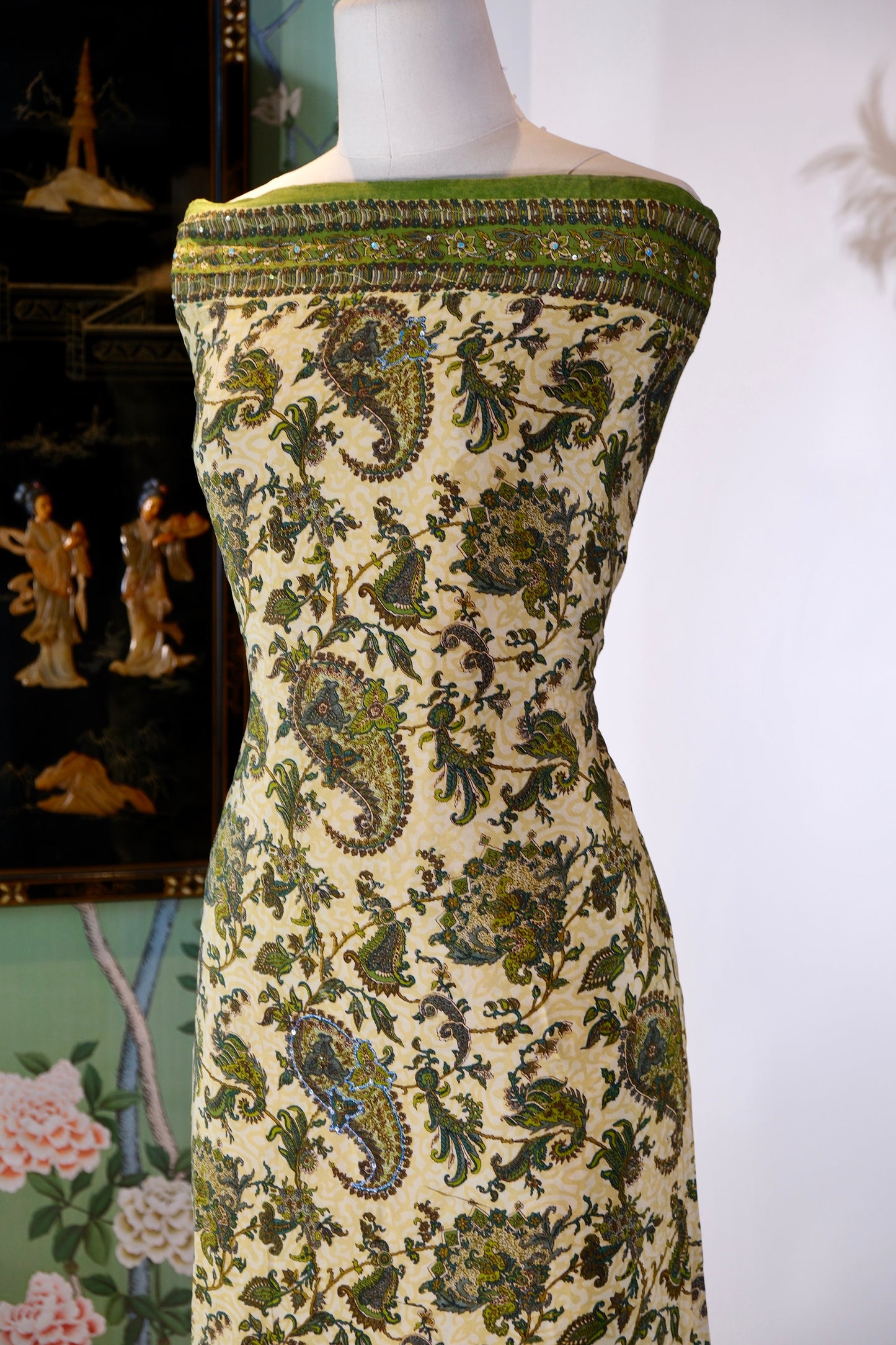 布料名 - 《迷翠森境：青苔底纹上的佩斯利繁星与银线织梦》 | Fabric Name - Enchanted Moss Realm: Paisley Constellations and Silver-Woven Dreams on Mossy Ground
