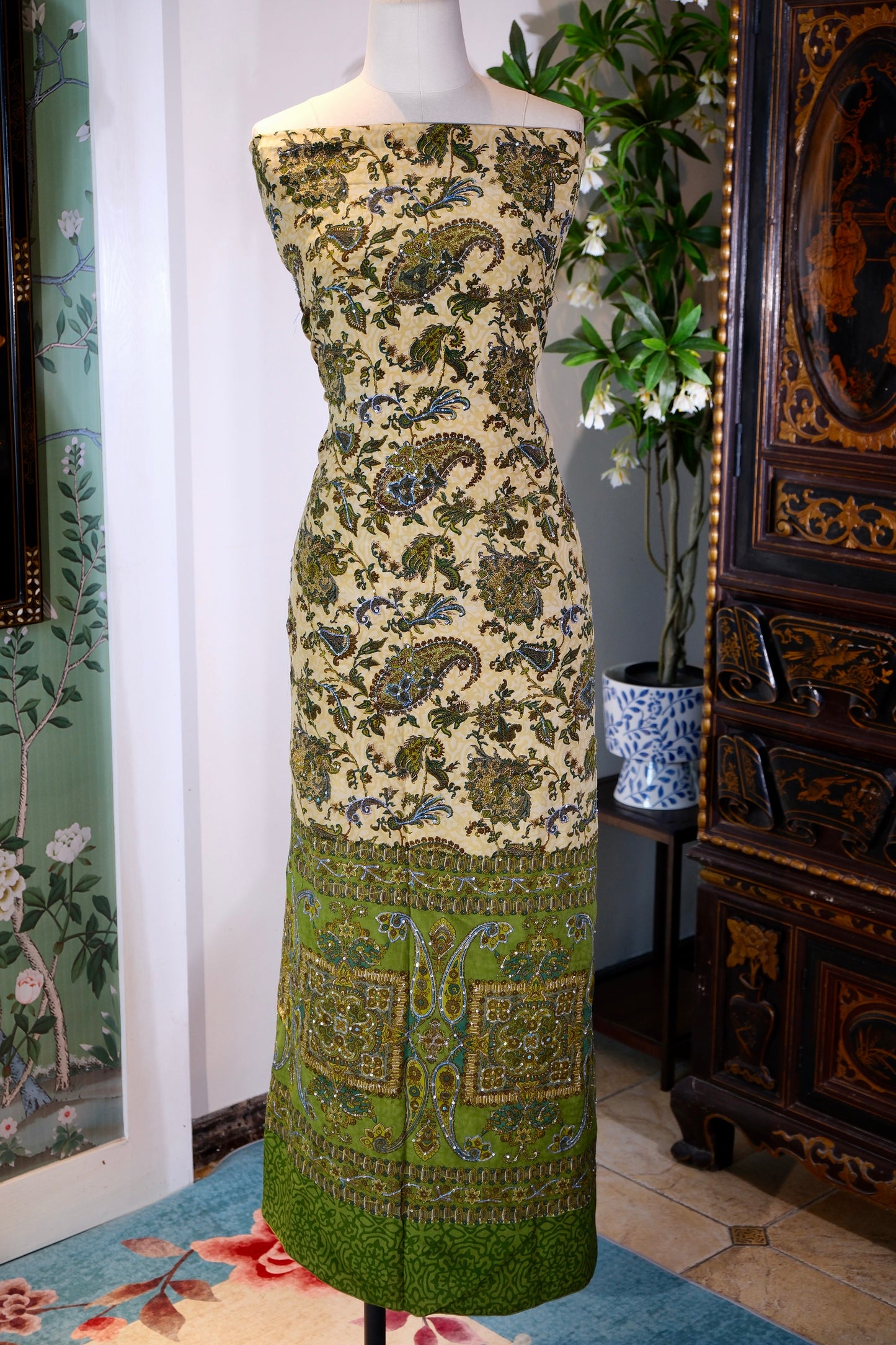 布料名 - 《迷翠森境：青苔底纹上的佩斯利繁星与银线织梦》 | Fabric Name - Enchanted Moss Realm: Paisley Constellations and Silver-Woven Dreams on Mossy Ground