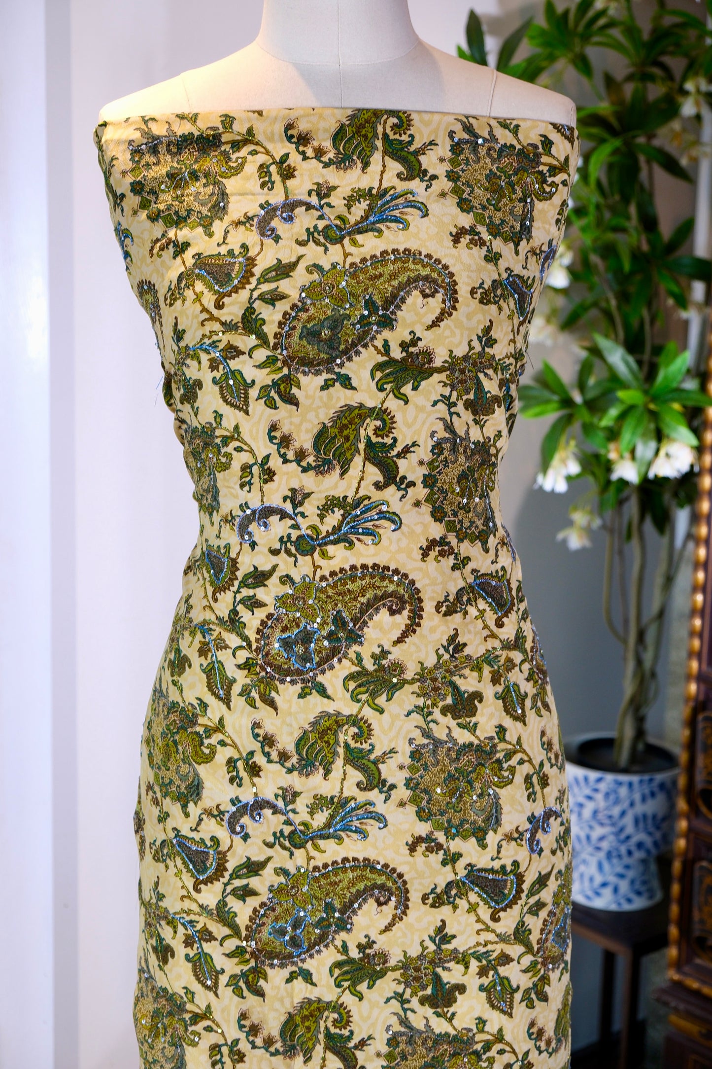 布料名 - 《迷翠森境：青苔底纹上的佩斯利繁星与银线织梦》 | Fabric Name - Enchanted Moss Realm: Paisley Constellations and Silver-Woven Dreams on Mossy Ground