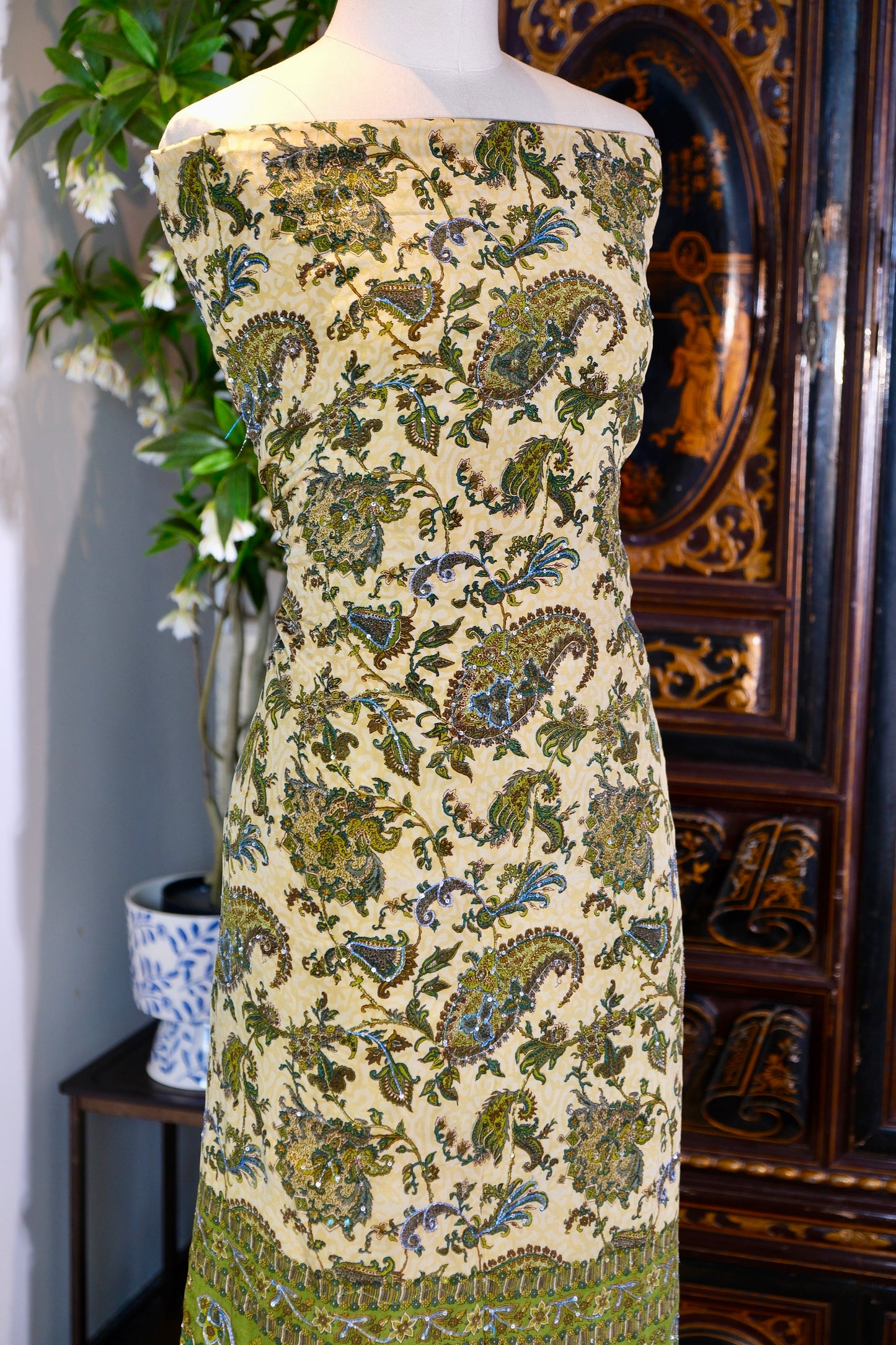 布料名 - 《迷翠森境：青苔底纹上的佩斯利繁星与银线织梦》 | Fabric Name - Enchanted Moss Realm: Paisley Constellations and Silver-Woven Dreams on Mossy Ground