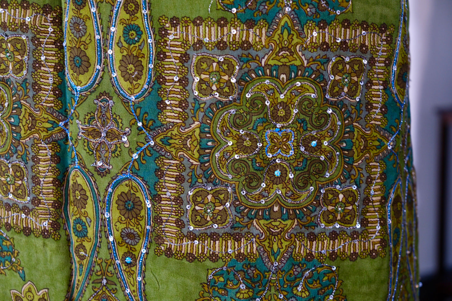 布料名 - 《迷翠森境：青苔底纹上的佩斯利繁星与银线织梦》 | Fabric Name - Enchanted Moss Realm: Paisley Constellations and Silver-Woven Dreams on Mossy Ground