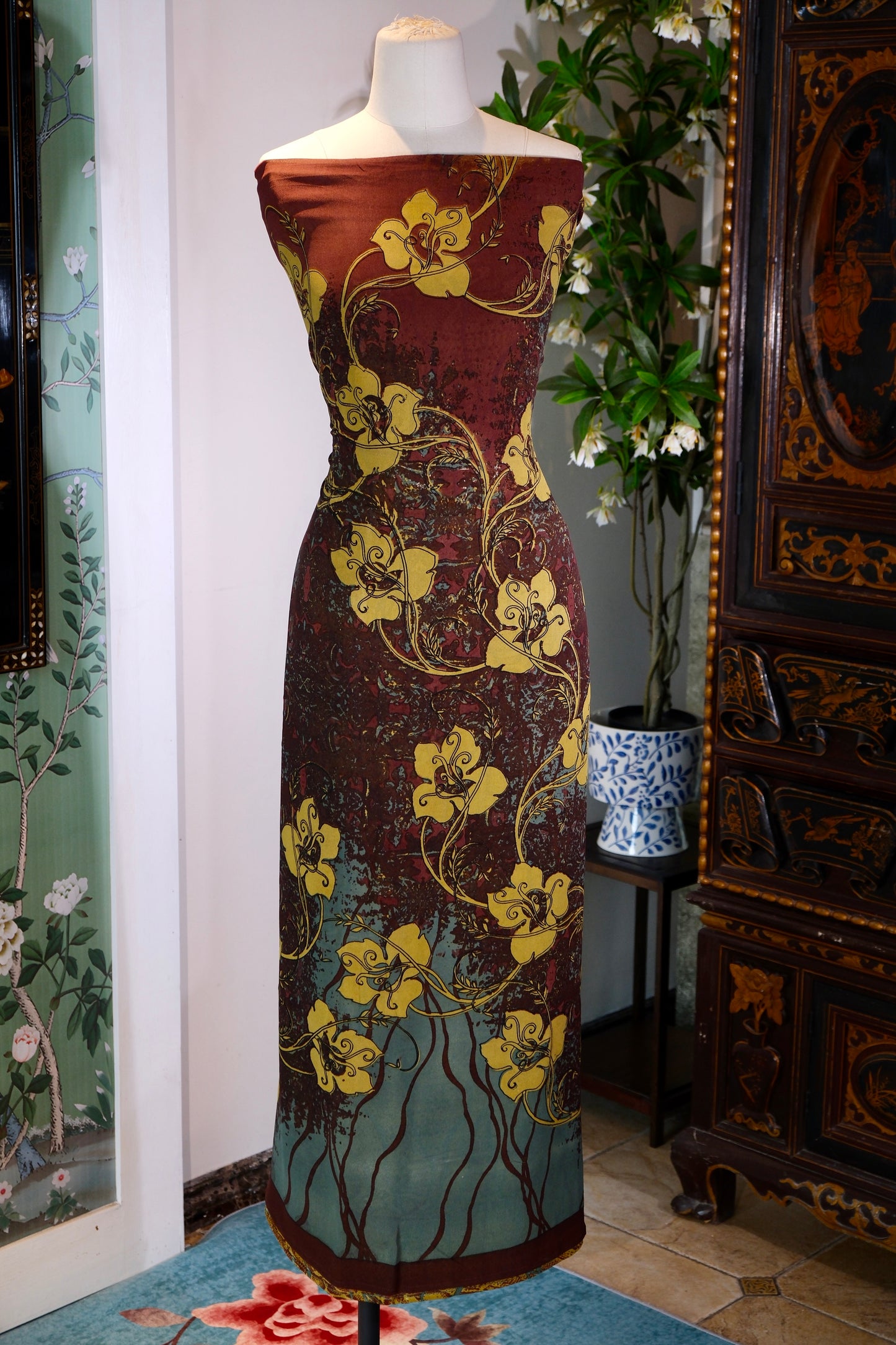 布料名 - 《暮色兰歌：赤褐与黛蓝交织的幽谷花蔓》| Fabric Name - Twilight Orchid Song: Valley Vines Woven in Russet and Dark Teal