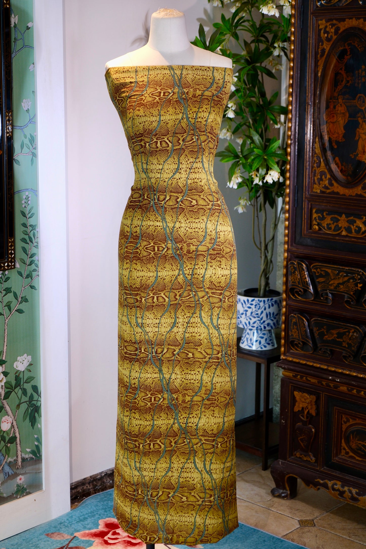 布料名 - 《暮色兰歌：赤褐与黛蓝交织的幽谷花蔓》| Fabric Name - Twilight Orchid Song: Valley Vines Woven in Russet and Dark Teal