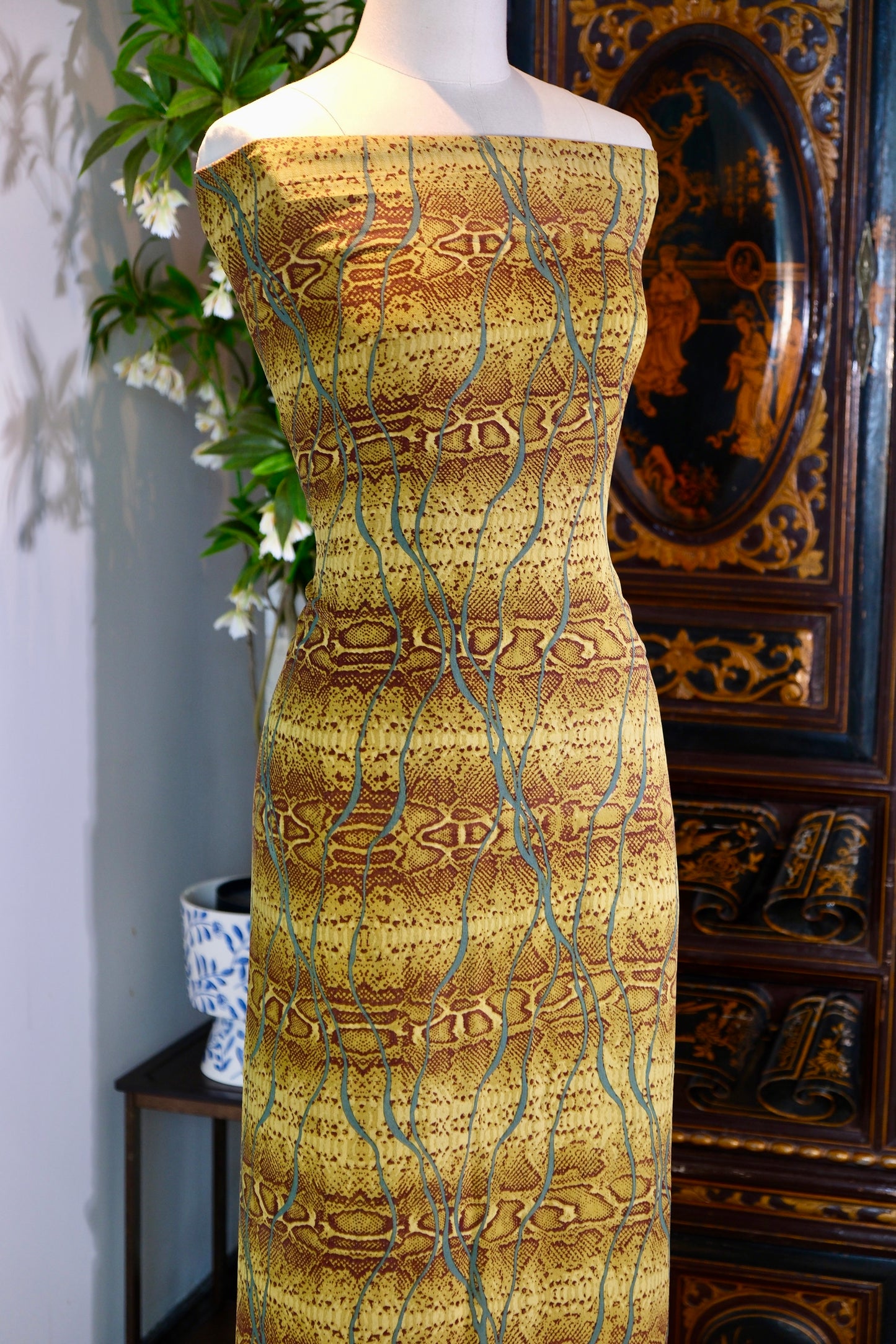 布料名 - 《暮色兰歌：赤褐与黛蓝交织的幽谷花蔓》| Fabric Name - Twilight Orchid Song: Valley Vines Woven in Russet and Dark Teal