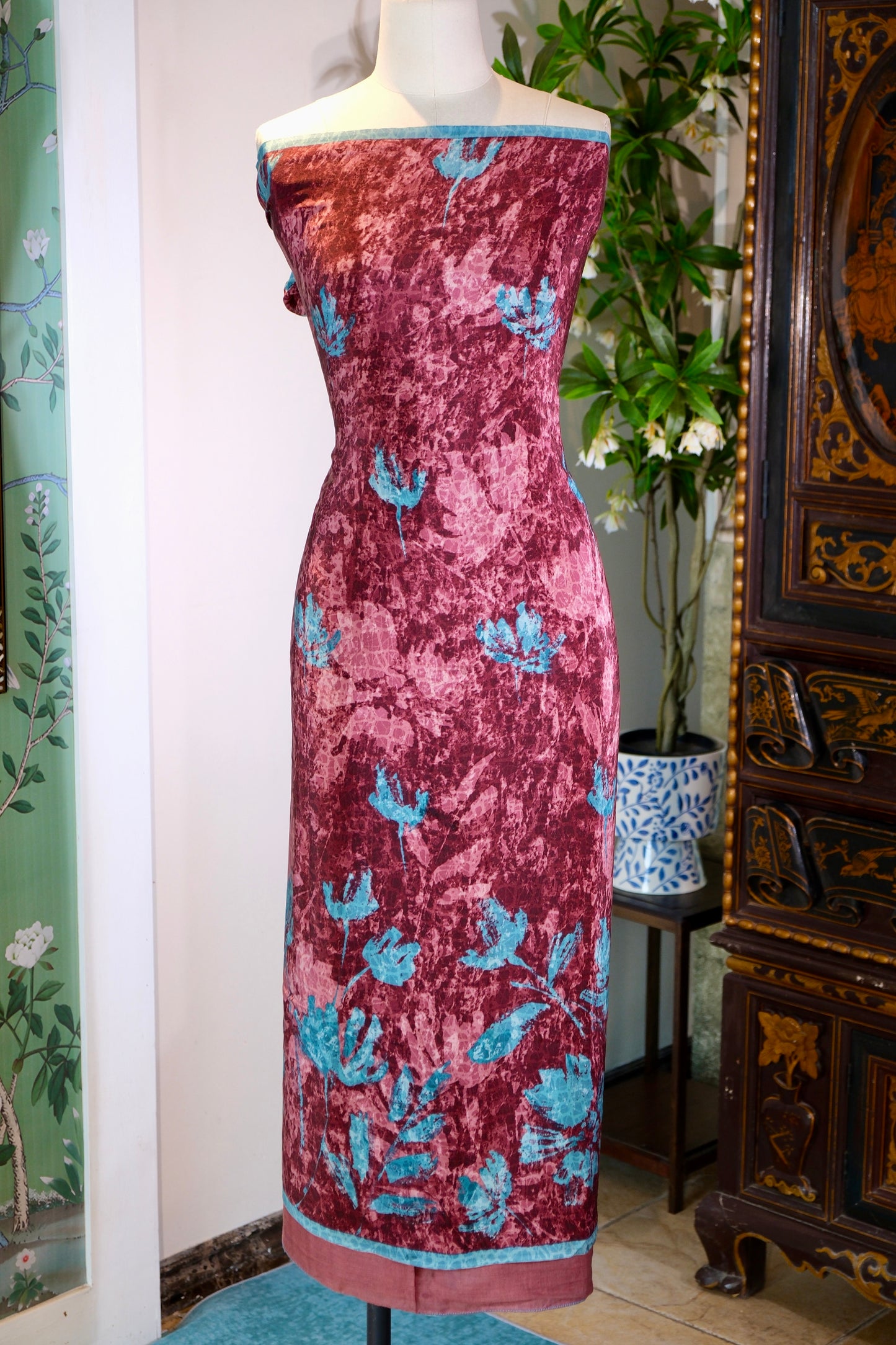 布料名 - 绛紫幽兰：手工染印的野兰花与繁叶之诗 | Fabric Name - Purple-Crimson Enchanted Orchids: A Poem of Hand-Dyed Wild Orchids and Lush Foliage