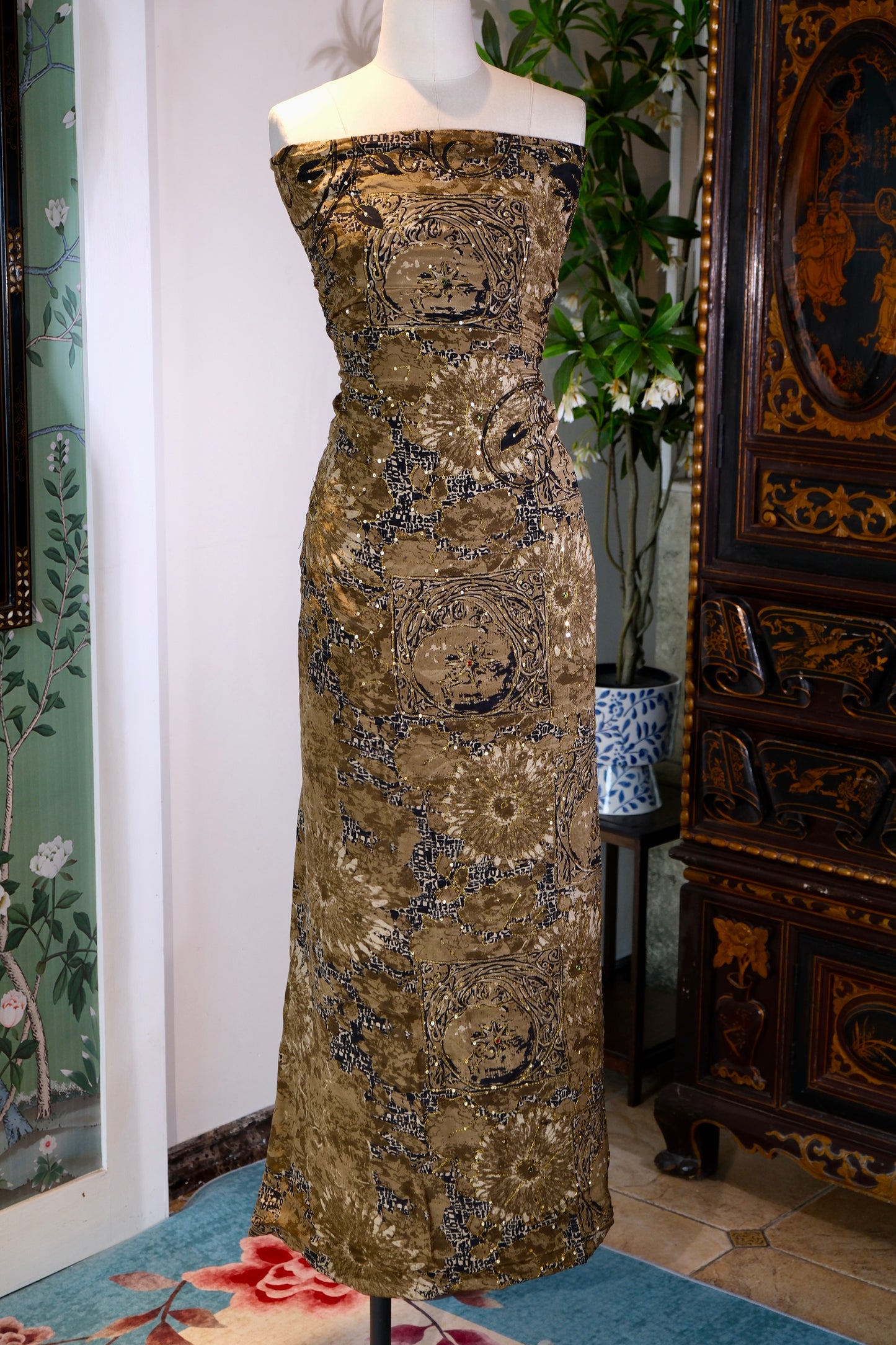 布料名 - 锦绣朱华：手工绣金、亮片与彩宝交织的蔓藤莲花 | Fabric Name - Vermilion Splendor: A Tapestry of Hand-Embroidered Gold, Sequins, and Jewels in Vining Lotus Motifs