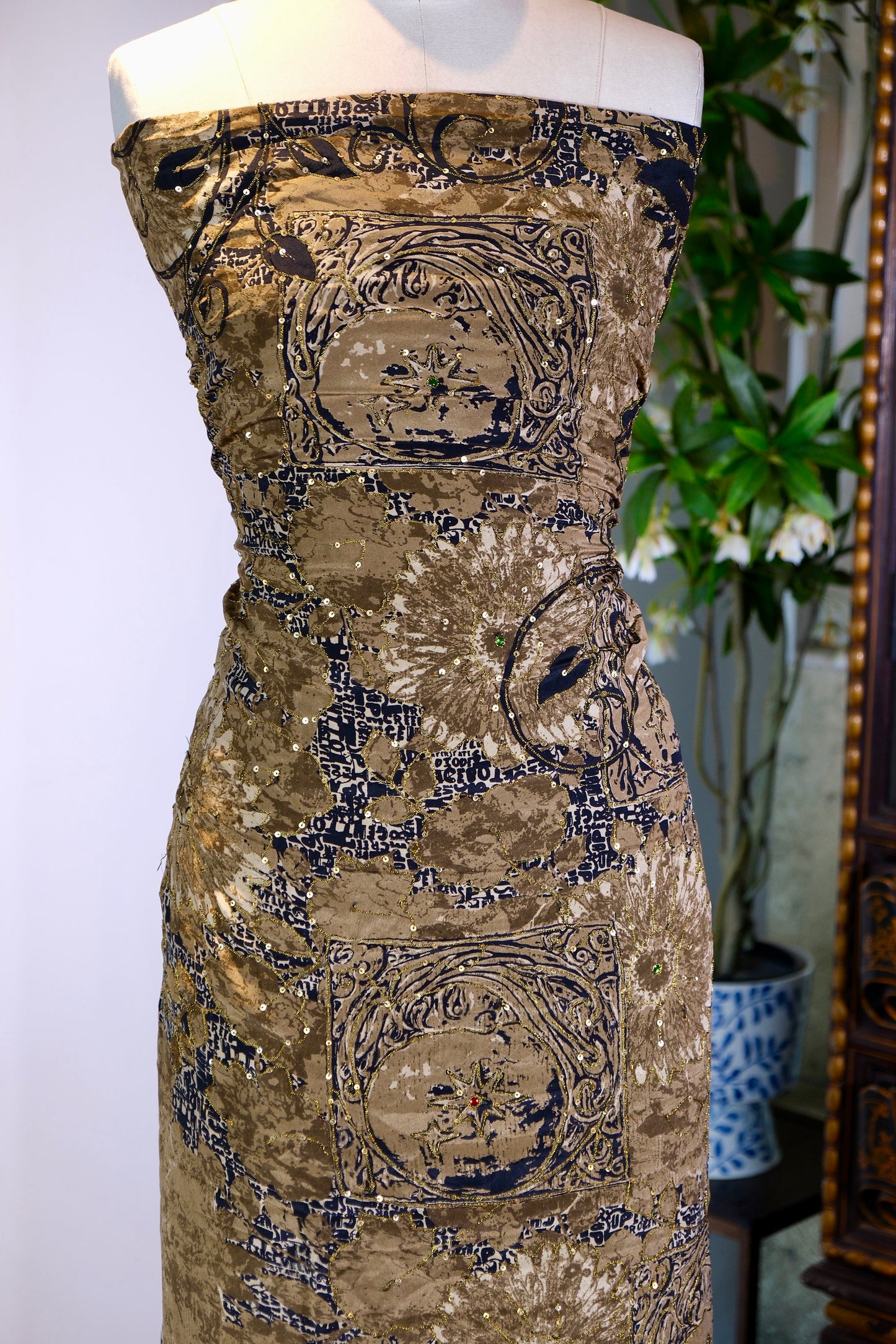 布料名 - 锦绣朱华：手工绣金、亮片与彩宝交织的蔓藤莲花 | Fabric Name - Vermilion Splendor: A Tapestry of Hand-Embroidered Gold, Sequins, and Jewels in Vining Lotus Motifs