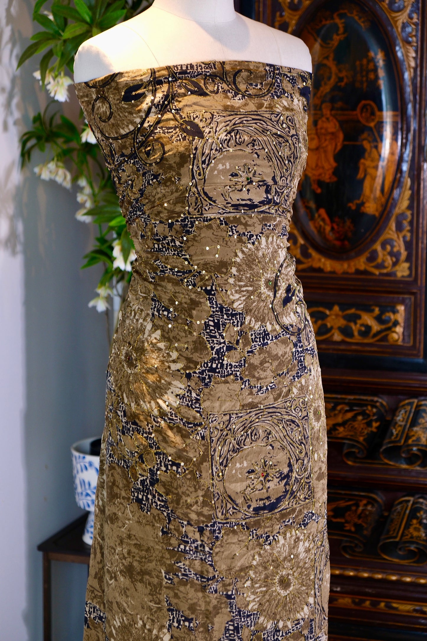 布料名 - 锦绣朱华：手工绣金、亮片与彩宝交织的蔓藤莲花 | Fabric Name - Vermilion Splendor: A Tapestry of Hand-Embroidered Gold, Sequins, and Jewels in Vining Lotus Motifs