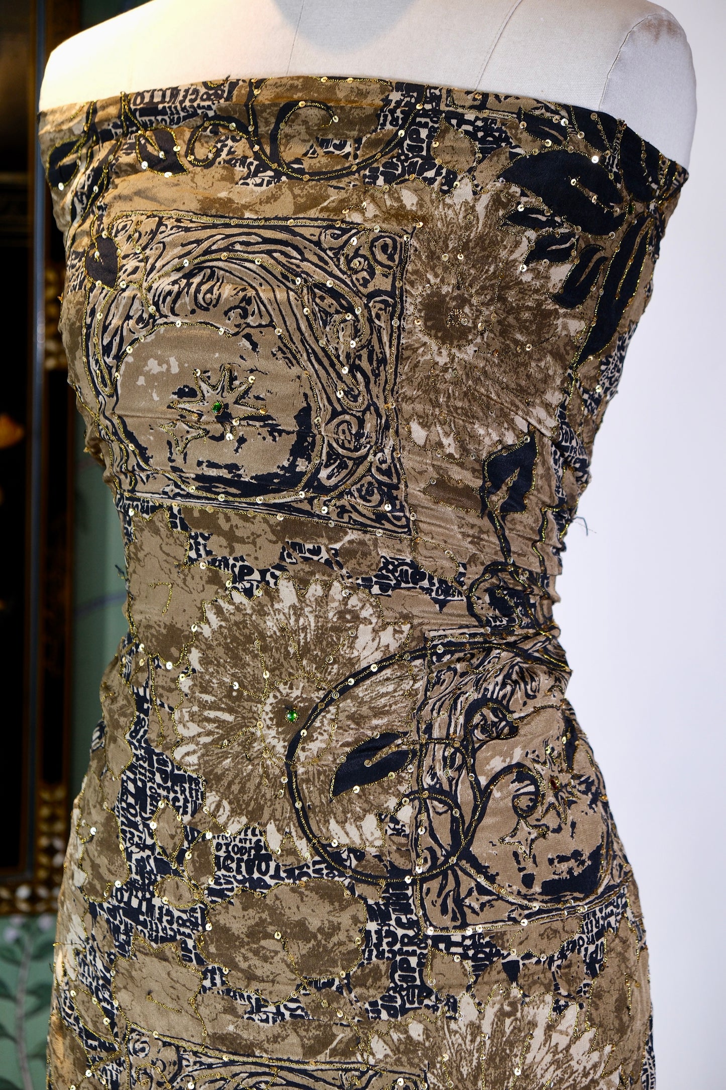 布料名 - 锦绣朱华：手工绣金、亮片与彩宝交织的蔓藤莲花 | Fabric Name - Vermilion Splendor: A Tapestry of Hand-Embroidered Gold, Sequins, and Jewels in Vining Lotus Motifs