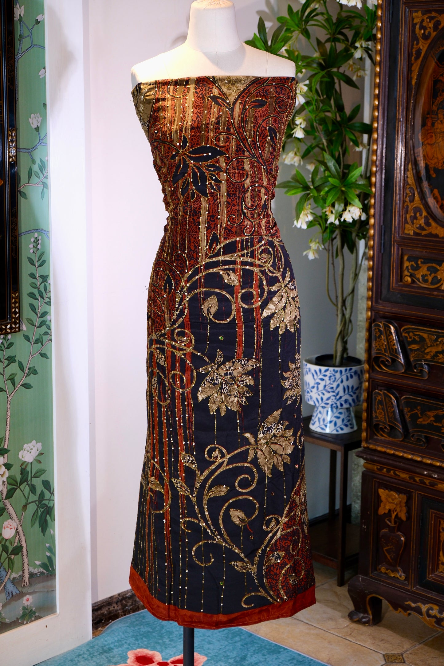 布料名 - 锦绣朱华：手工绣金、亮片与彩宝交织的蔓藤莲花 | Fabric Name - Vermilion Splendor: A Tapestry of Hand-Embroidered Gold, Sequins, and Jewels in Vining Lotus Motifs
