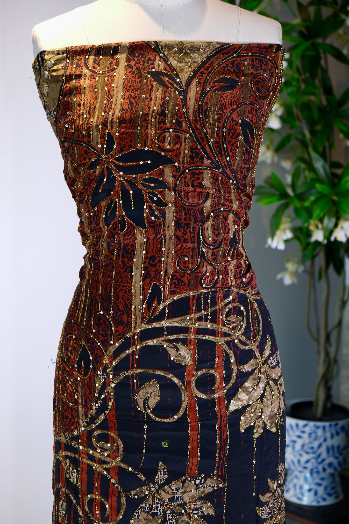 布料名 - 锦绣朱华：手工绣金、亮片与彩宝交织的蔓藤莲花 | Fabric Name - Vermilion Splendor: A Tapestry of Hand-Embroidered Gold, Sequins, and Jewels in Vining Lotus Motifs