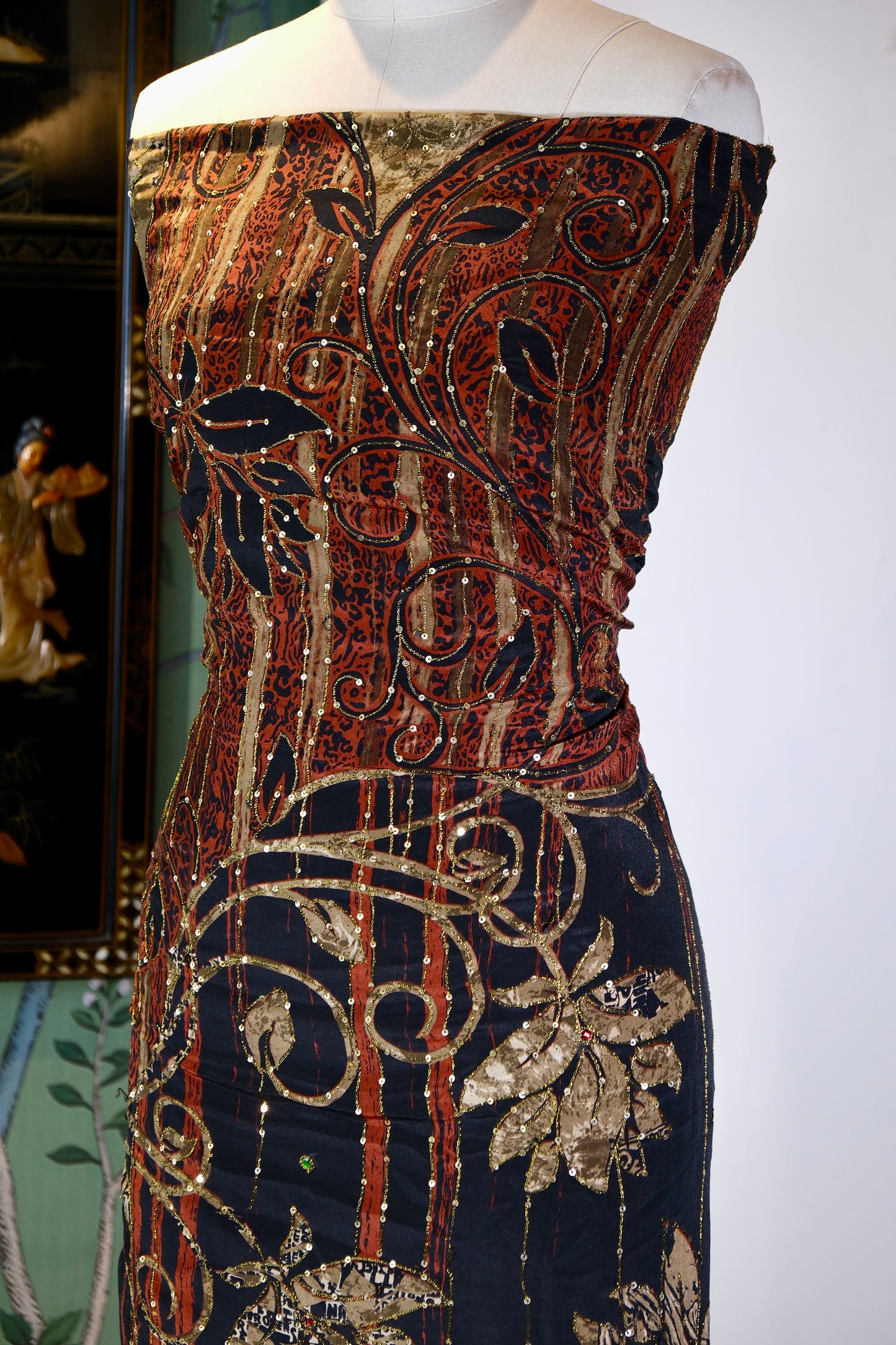 布料名 - 锦绣朱华：手工绣金、亮片与彩宝交织的蔓藤莲花 | Fabric Name - Vermilion Splendor: A Tapestry of Hand-Embroidered Gold, Sequins, and Jewels in Vining Lotus Motifs