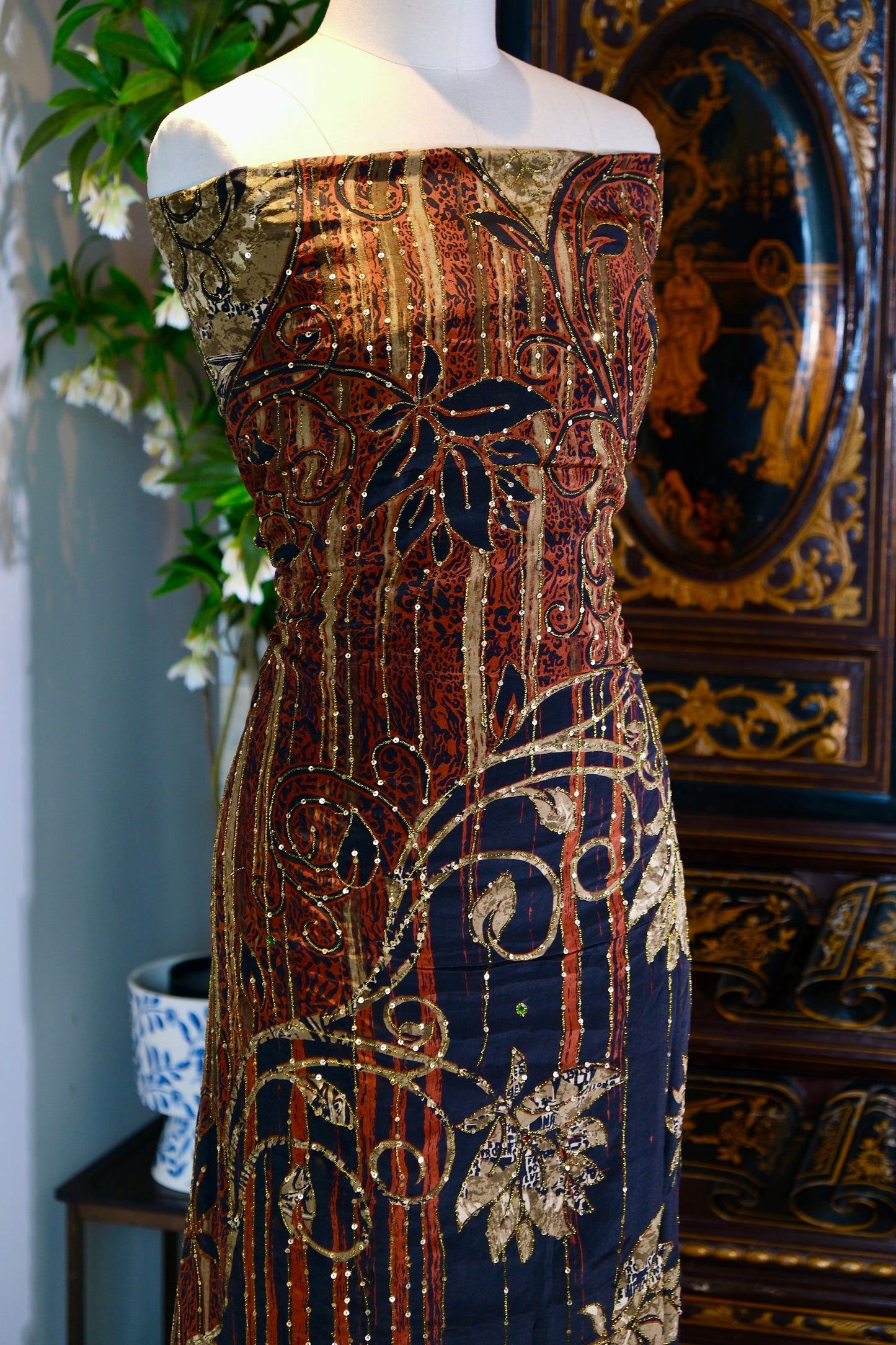 布料名 - 锦绣朱华：手工绣金、亮片与彩宝交织的蔓藤莲花 | Fabric Name - Vermilion Splendor: A Tapestry of Hand-Embroidered Gold, Sequins, and Jewels in Vining Lotus Motifs
