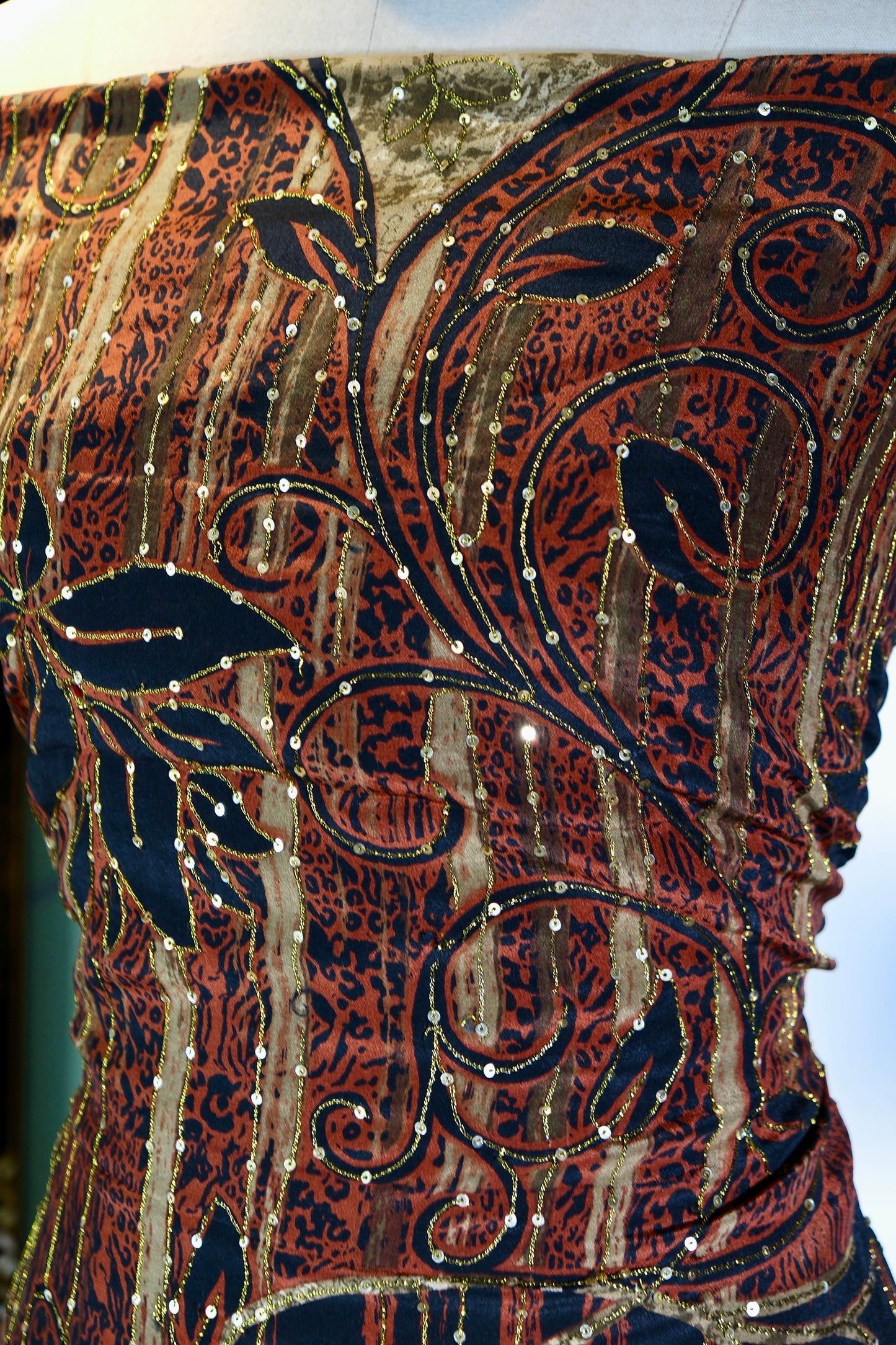 布料名 - 锦绣朱华：手工绣金、亮片与彩宝交织的蔓藤莲花 | Fabric Name - Vermilion Splendor: A Tapestry of Hand-Embroidered Gold, Sequins, and Jewels in Vining Lotus Motifs