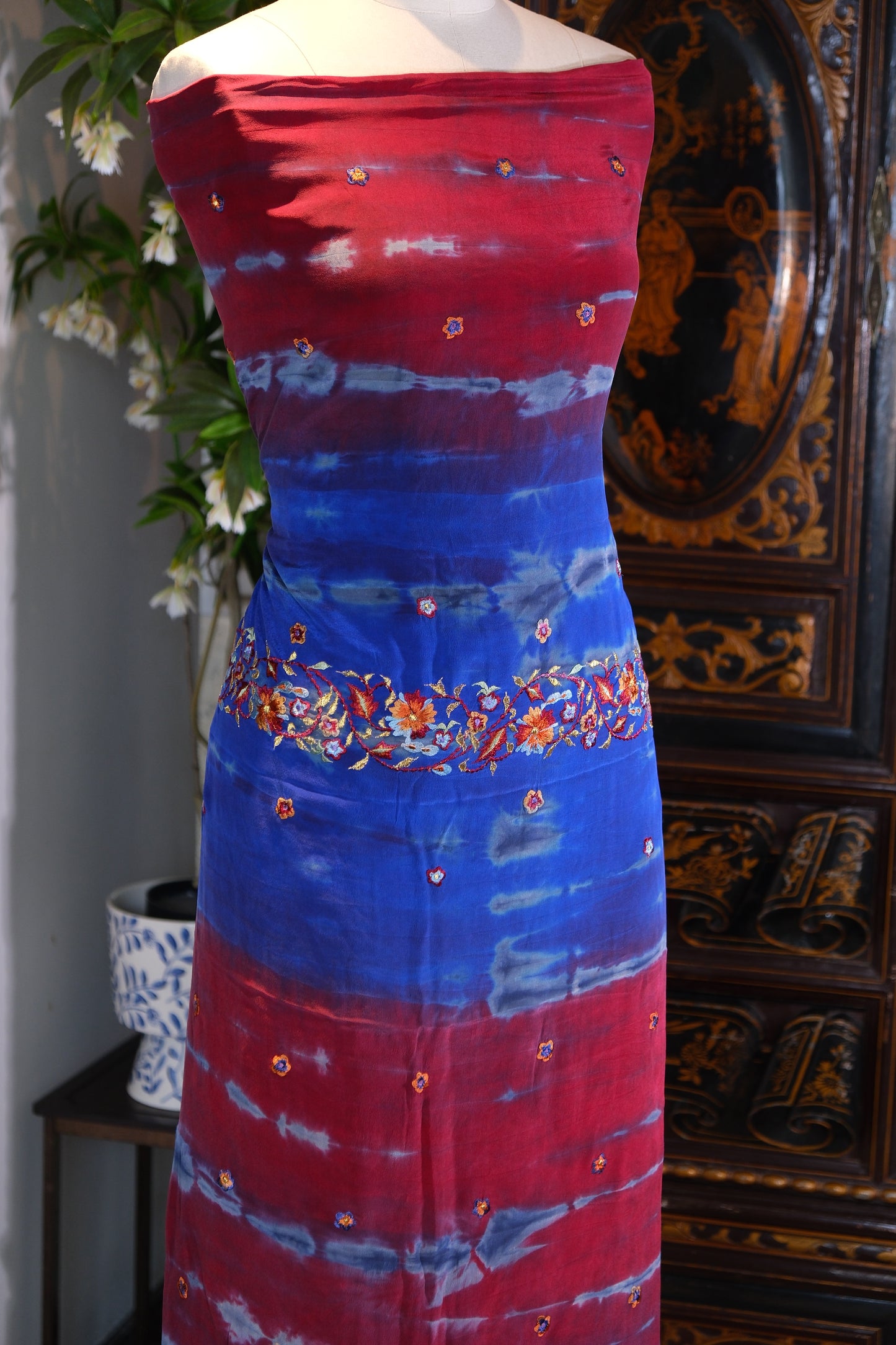布料名 - 幻夜金澜：手工扎染与流金玫瑰的梦幻华章 | Fabric Name - Golden Night Illusion: A Dreamy Suite of Hand-Died Batik and Gilded Roses