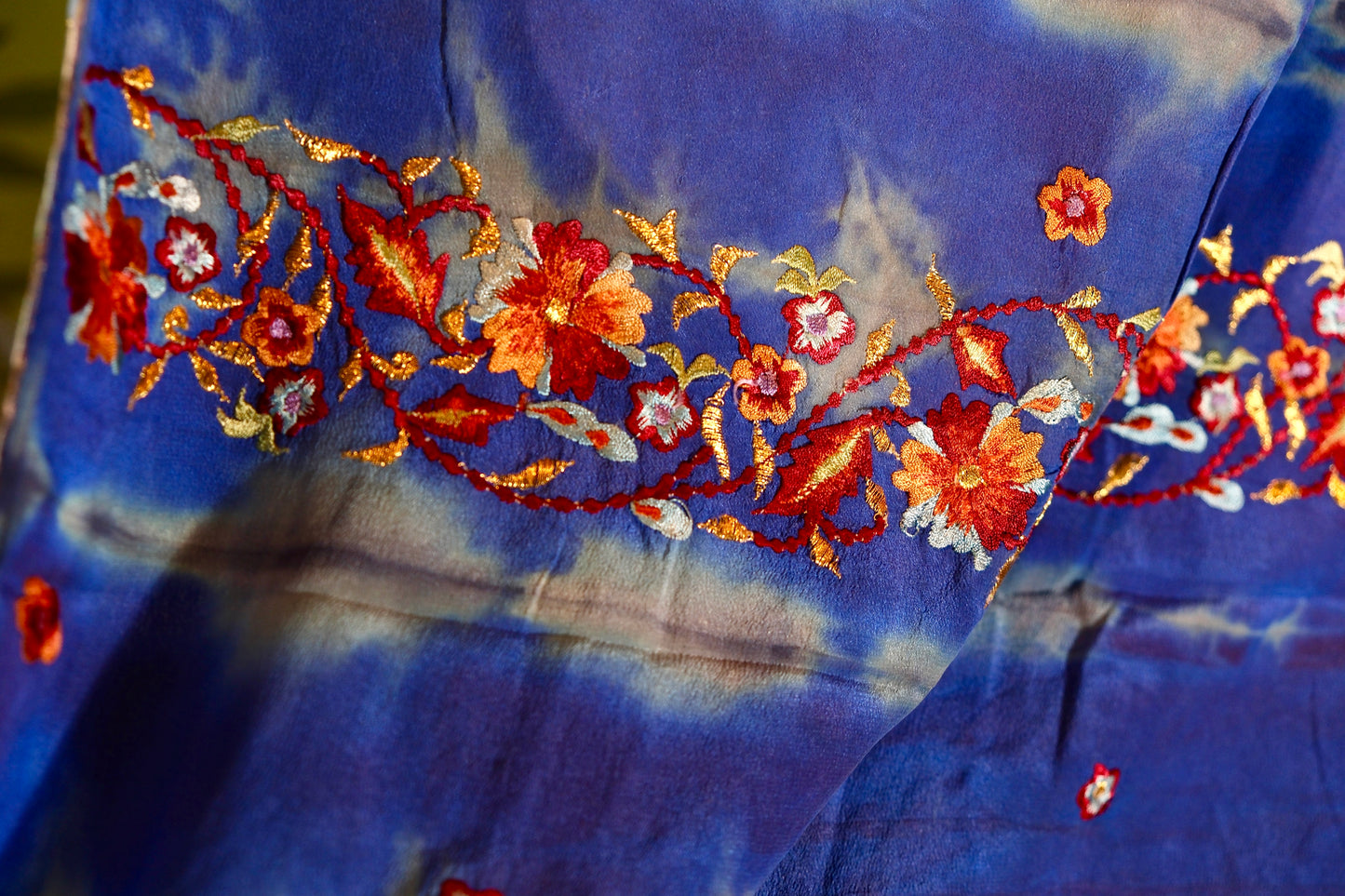 布料名 - 幻夜金澜：手工扎染与流金玫瑰的梦幻华章 | Fabric Name - Golden Night Illusion: A Dreamy Suite of Hand-Died Batik and Gilded Roses