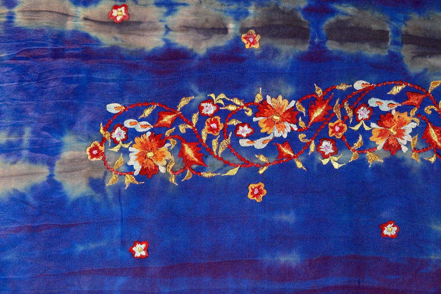 布料名 - 幻夜金澜：手工扎染与流金玫瑰的梦幻华章 | Fabric Name - Golden Night Illusion: A Dreamy Suite of Hand-Died Batik and Gilded Roses