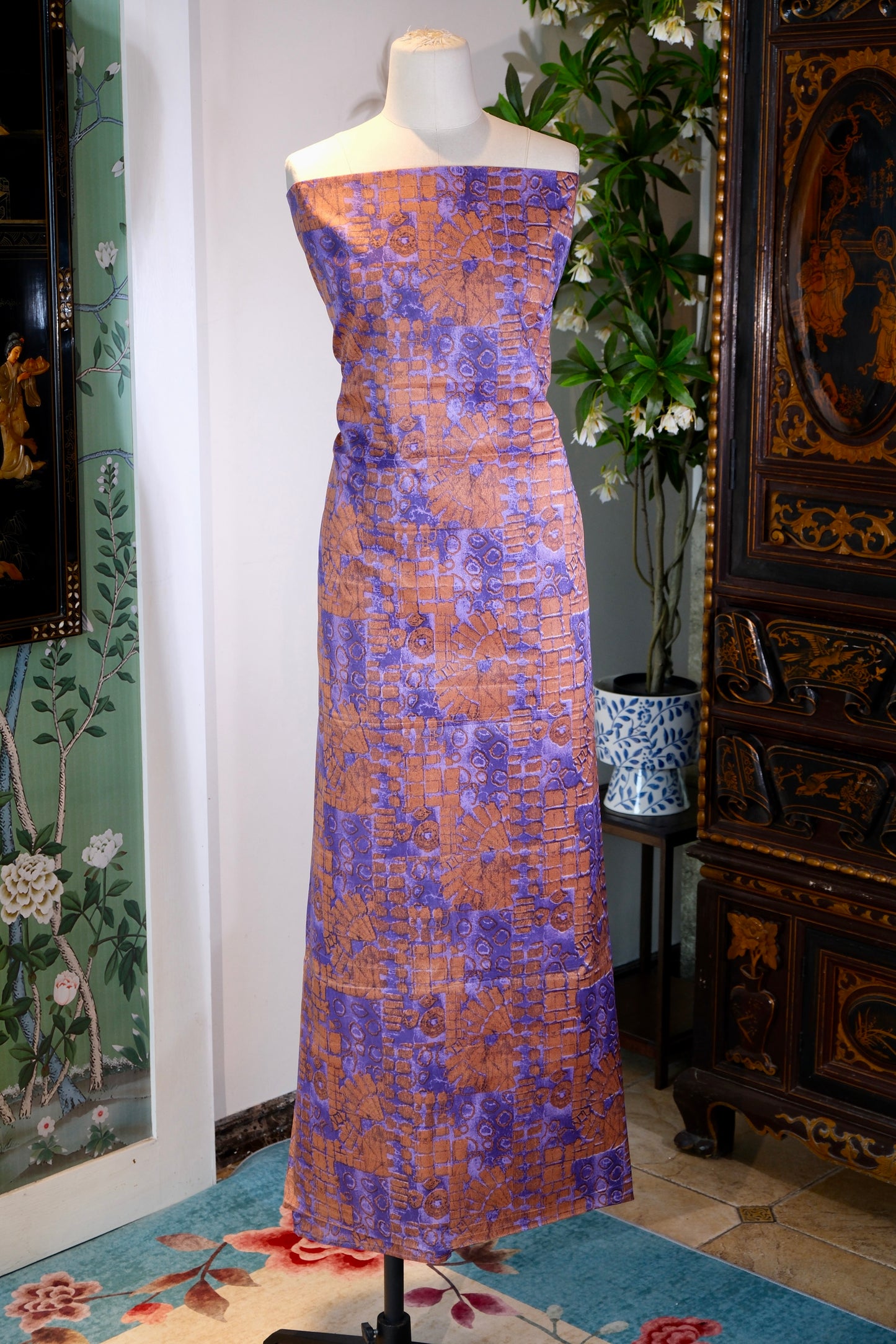 布料名 - 幻夜金澜：手工扎染与流金玫瑰的梦幻华章 | Fabric Name - Golden Night Illusion: A Dreamy Suite of Hand-Died Batik and Gilded Roses