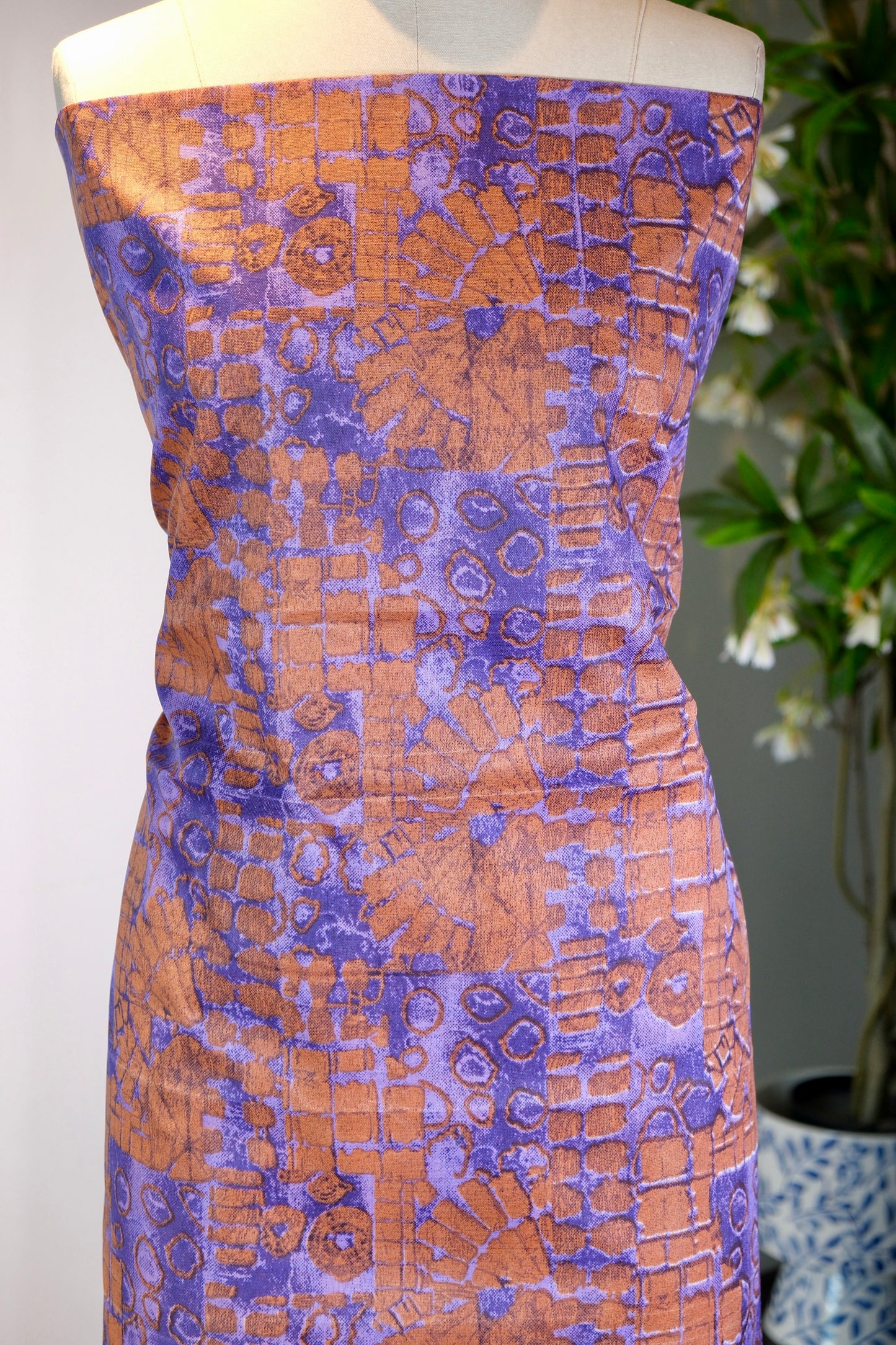 布料名 - 幻夜金澜：手工扎染与流金玫瑰的梦幻华章 | Fabric Name - Golden Night Illusion: A Dreamy Suite of Hand-Died Batik and Gilded Roses