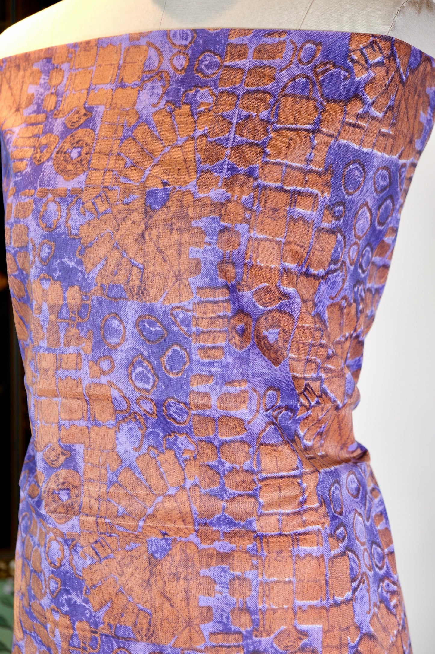 布料名 - 幻夜金澜：手工扎染与流金玫瑰的梦幻华章 | Fabric Name - Golden Night Illusion: A Dreamy Suite of Hand-Died Batik and Gilded Roses