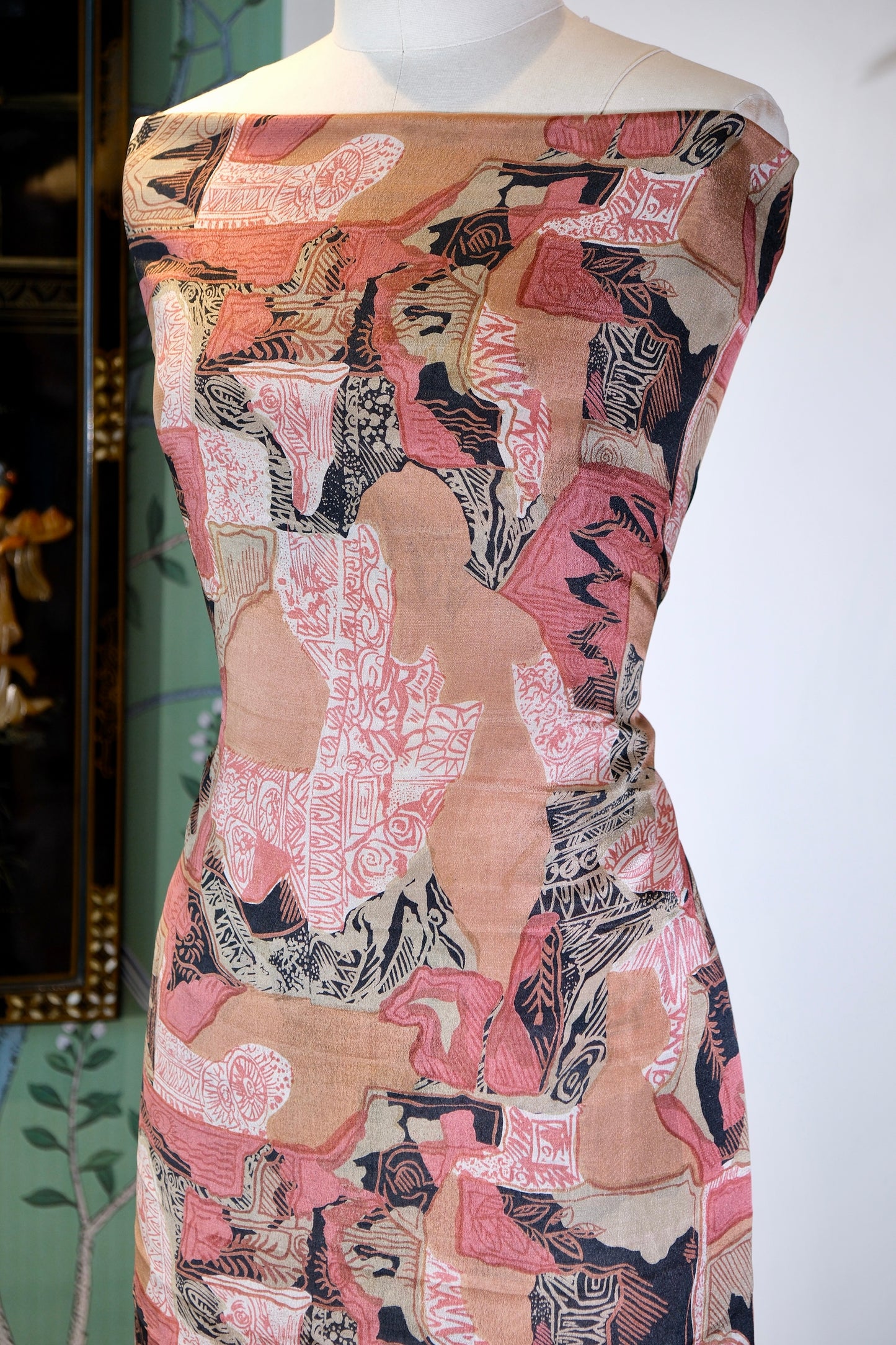 布料名 -繁花似锦：东方神韵与现代几何的交织  | Fabric Name -Enveloping Splendor: The Interweaving of Oriental Allure and Modern Geometry