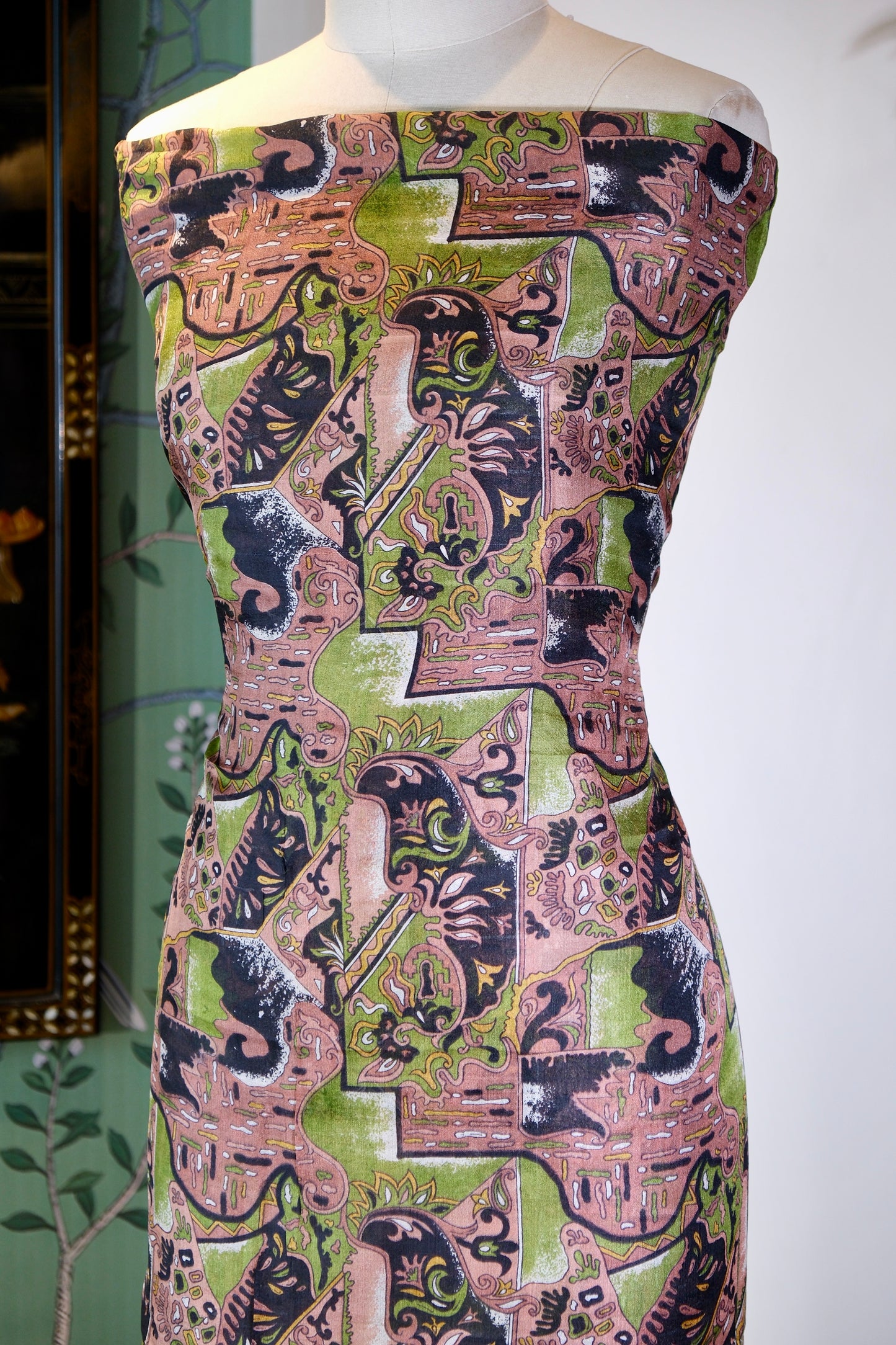 布料名 -繁花似锦：东方神韵与现代几何的交织  | Fabric Name -Enveloping Splendor: The Interweaving of Oriental Allure and Modern Geometry