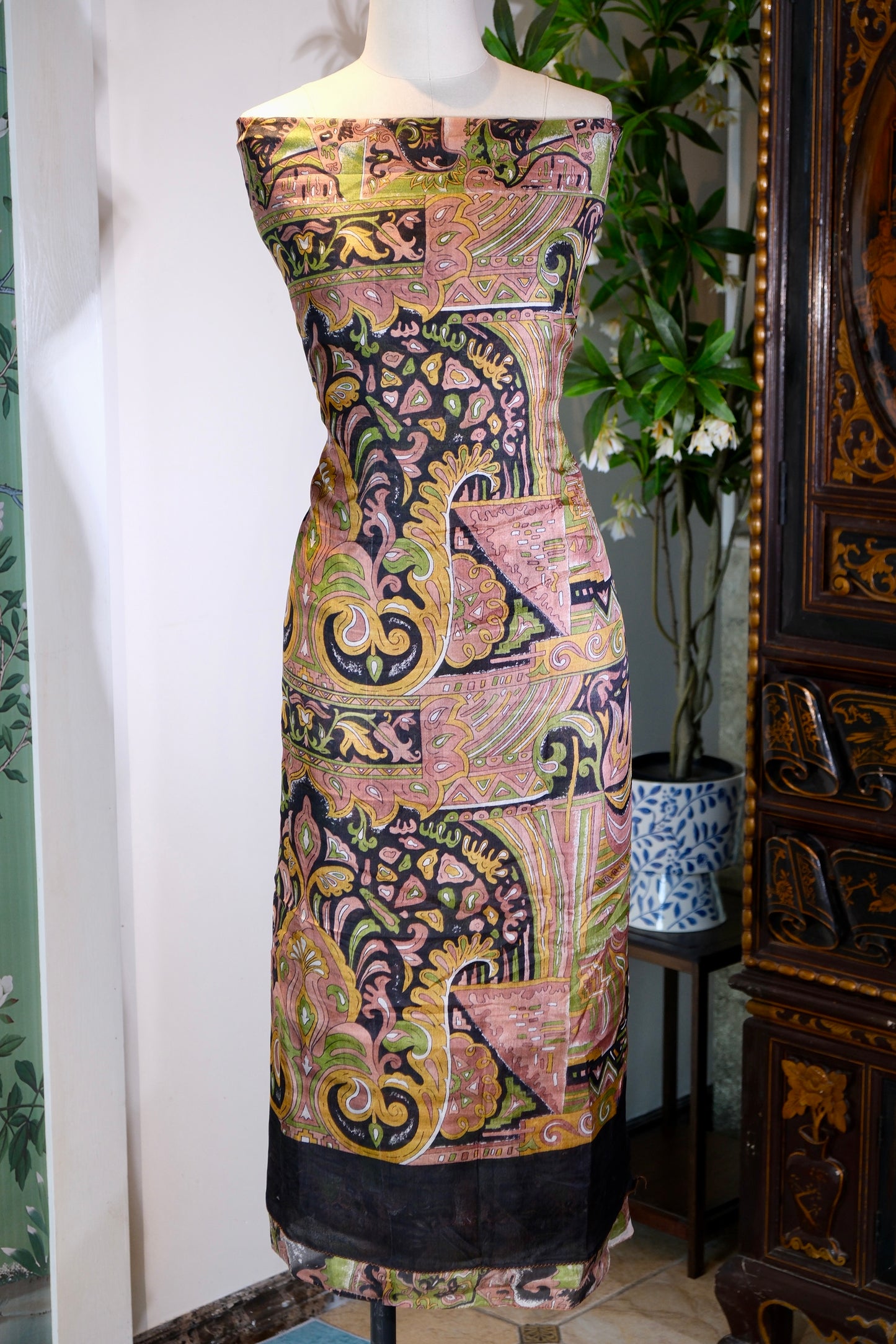 布料名 -繁花似锦：东方神韵与现代几何的交织  | Fabric Name -Enveloping Splendor: The Interweaving of Oriental Allure and Modern Geometry