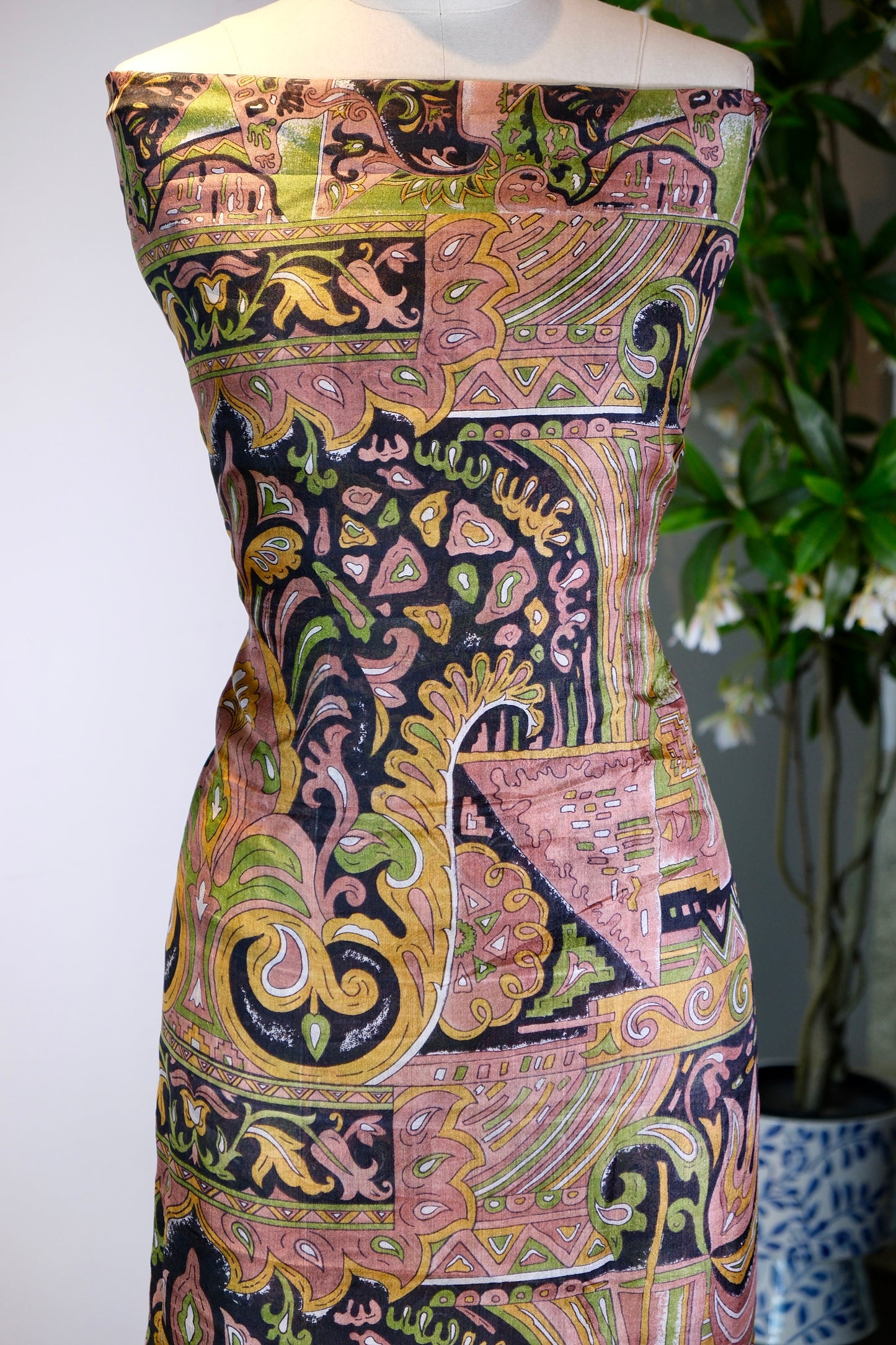 布料名 -繁花似锦：东方神韵与现代几何的交织  | Fabric Name -Enveloping Splendor: The Interweaving of Oriental Allure and Modern Geometry