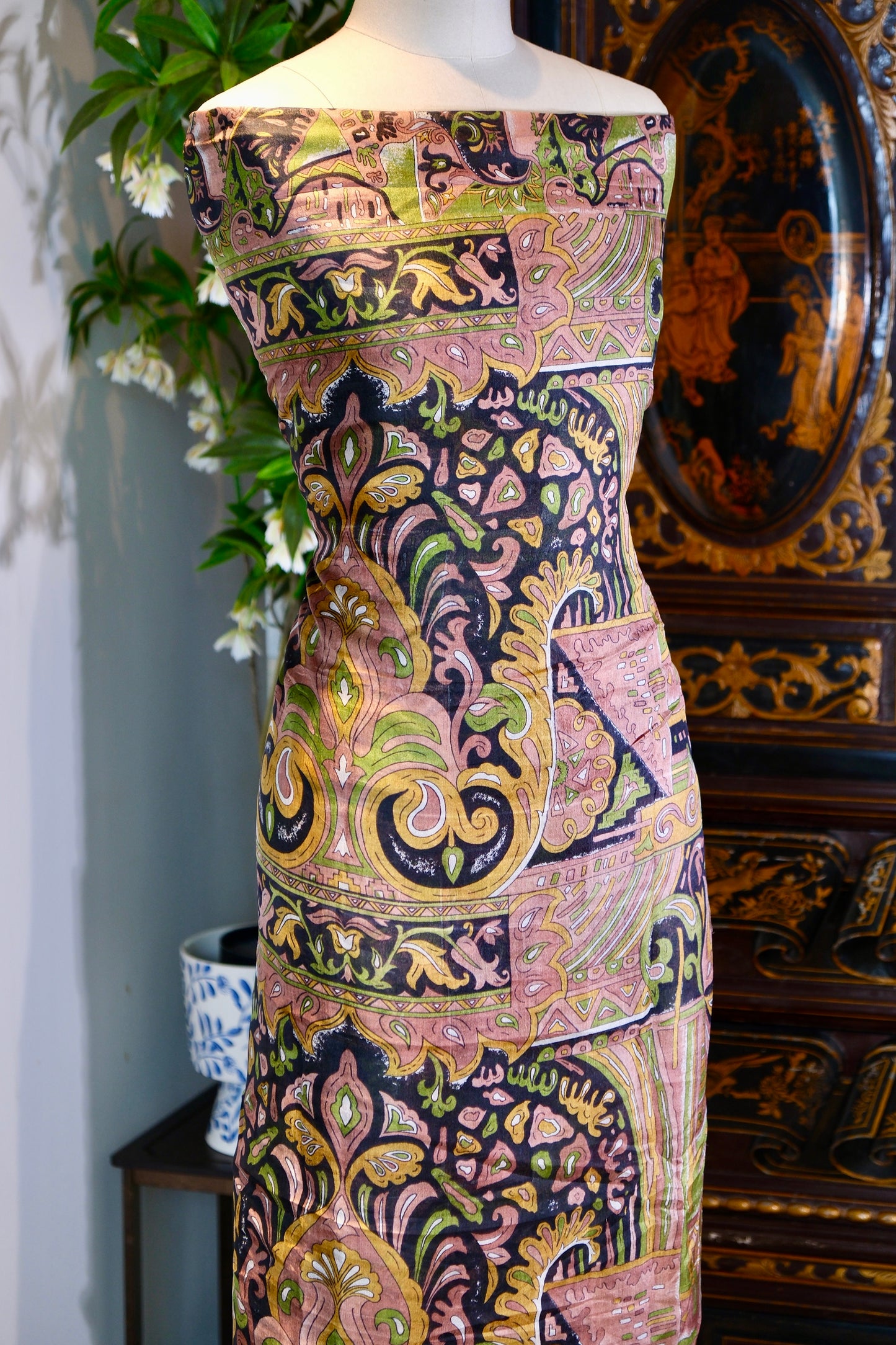 布料名 -繁花似锦：东方神韵与现代几何的交织  | Fabric Name -Enveloping Splendor: The Interweaving of Oriental Allure and Modern Geometry