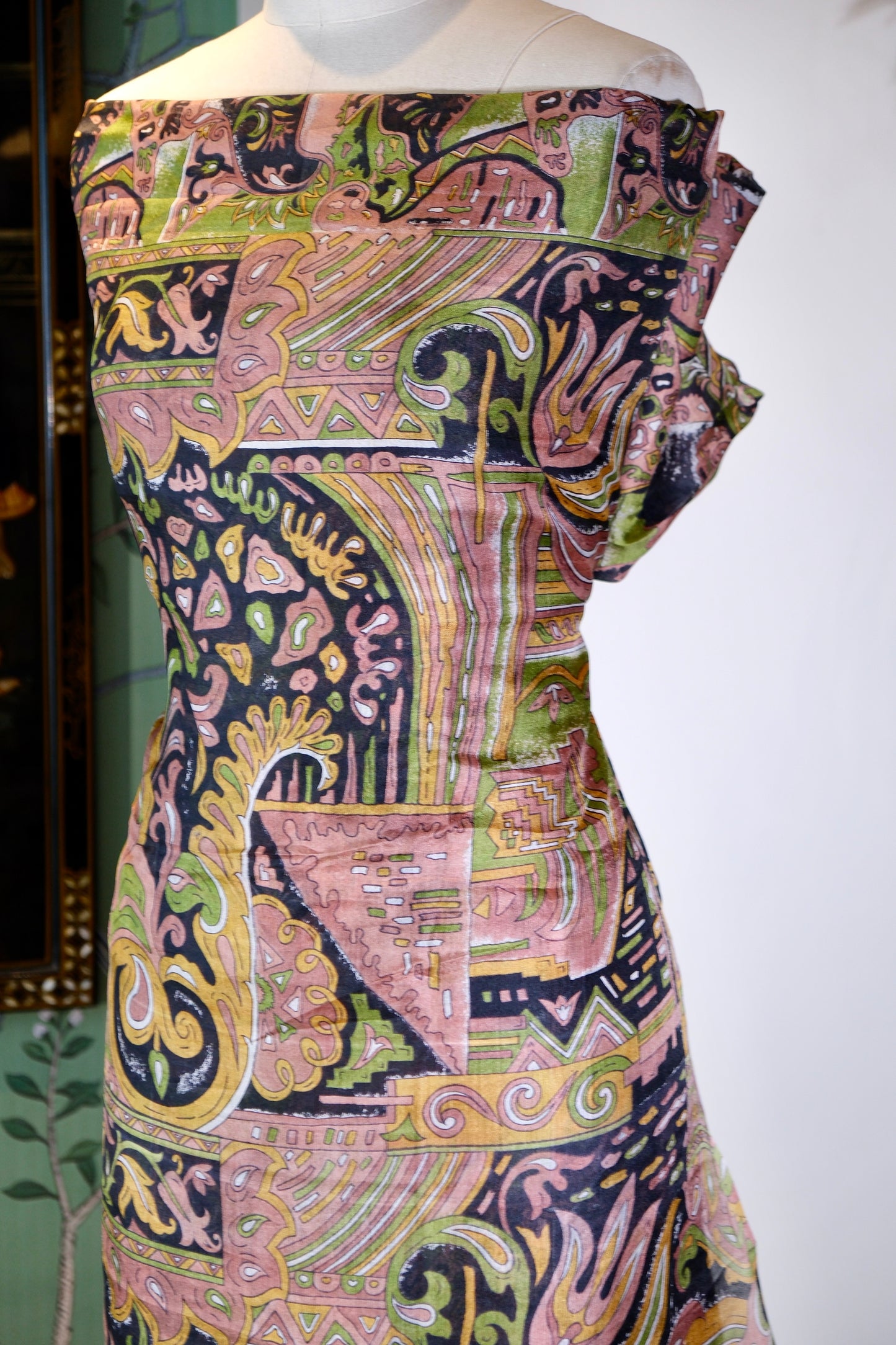 布料名 -繁花似锦：东方神韵与现代几何的交织  | Fabric Name -Enveloping Splendor: The Interweaving of Oriental Allure and Modern Geometry