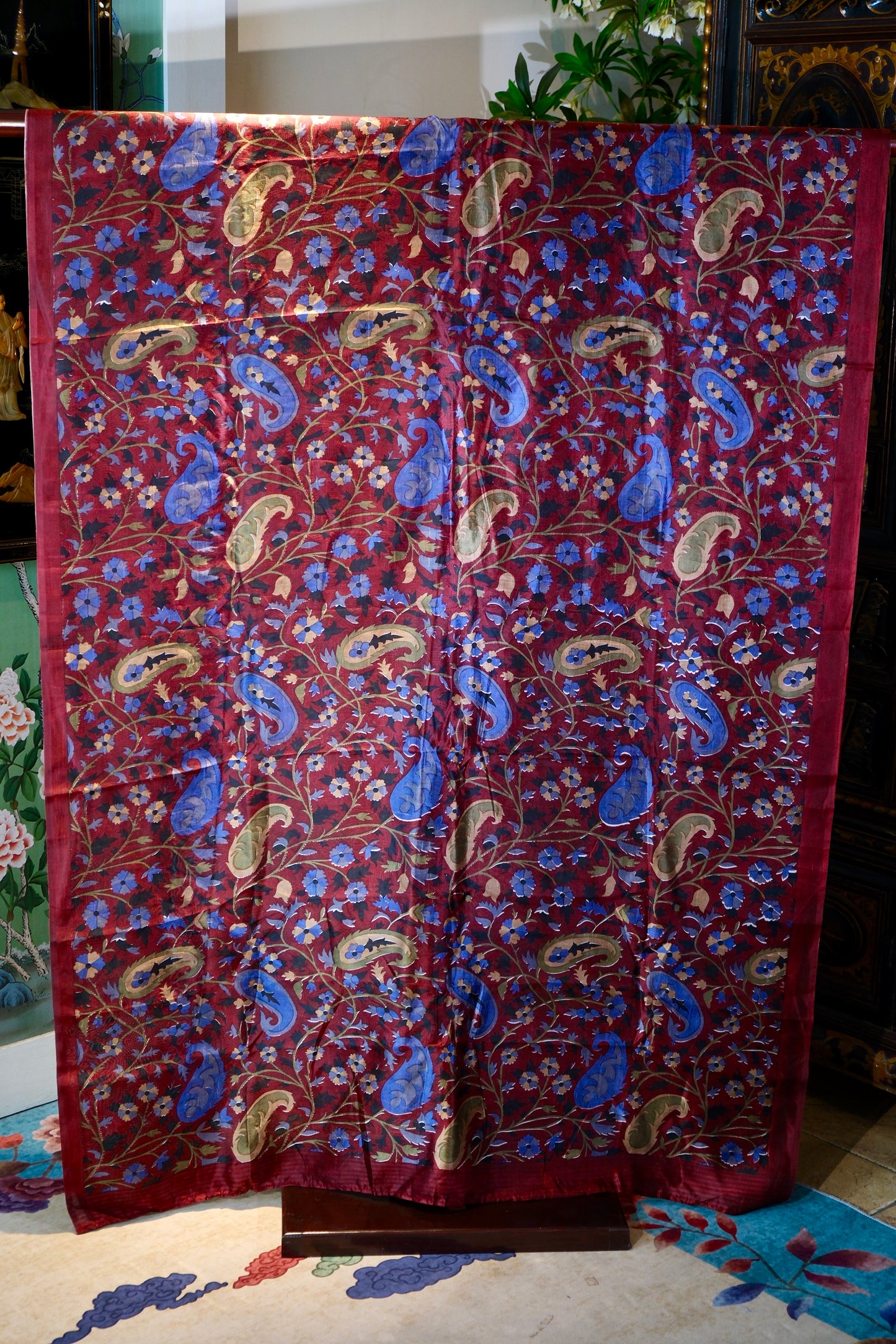 布料名 - 绯红梦影：古波斯佩斯利与深邃幽蓝的永恒交织 | Fabric Name - Crimson Dream: The Eternal Interweaving of Antique Persian Paisley and Profound Blues