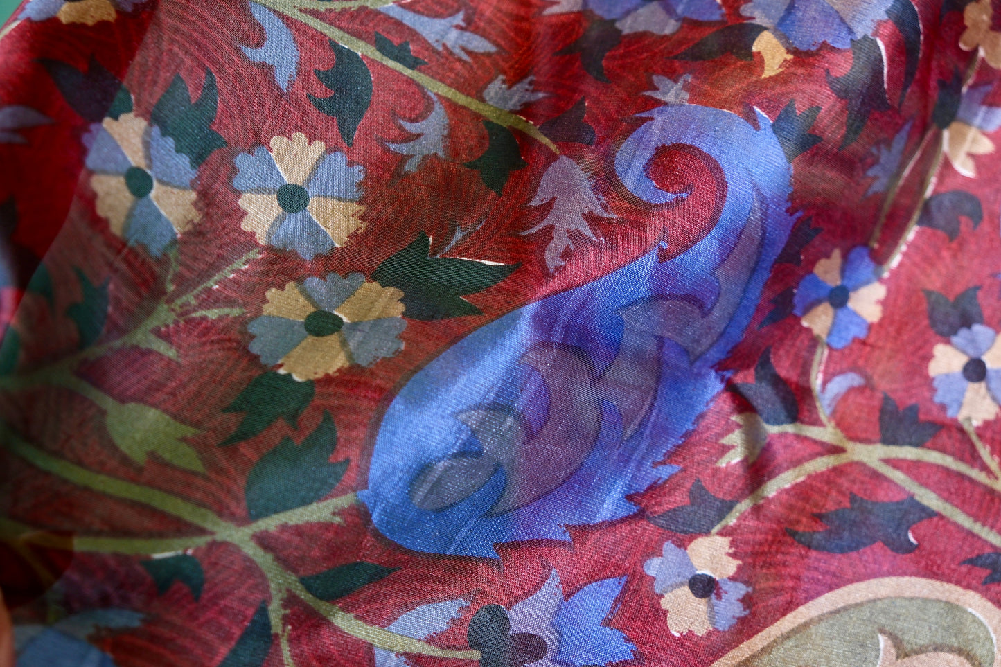 布料名 - 绯红梦影：古波斯佩斯利与深邃幽蓝的永恒交织 | Fabric Name - Crimson Dream: The Eternal Interweaving of Antique Persian Paisley and Profound Blues