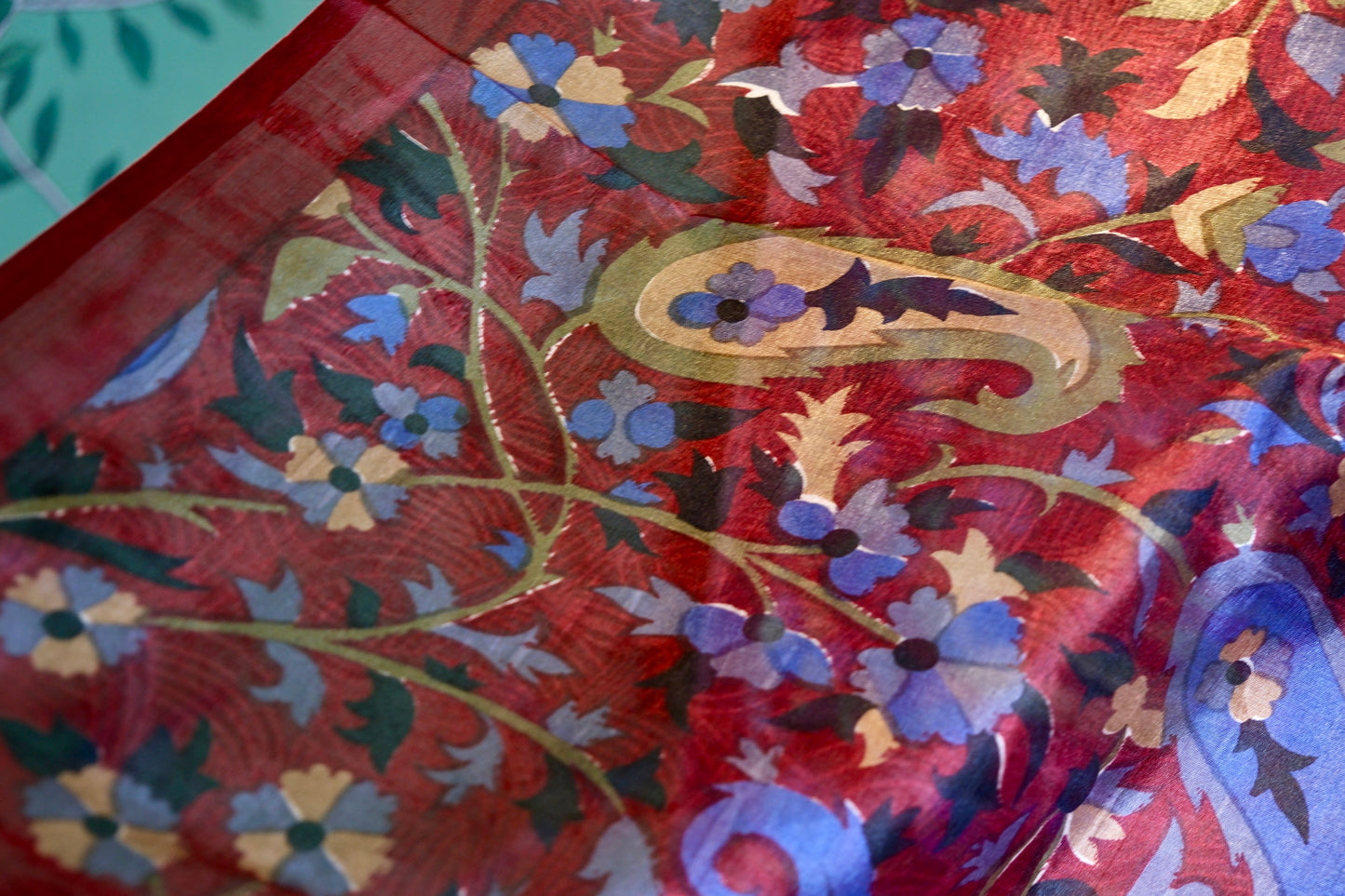 布料名 - 绯红梦影：古波斯佩斯利与深邃幽蓝的永恒交织 | Fabric Name - Crimson Dream: The Eternal Interweaving of Antique Persian Paisley and Profound Blues