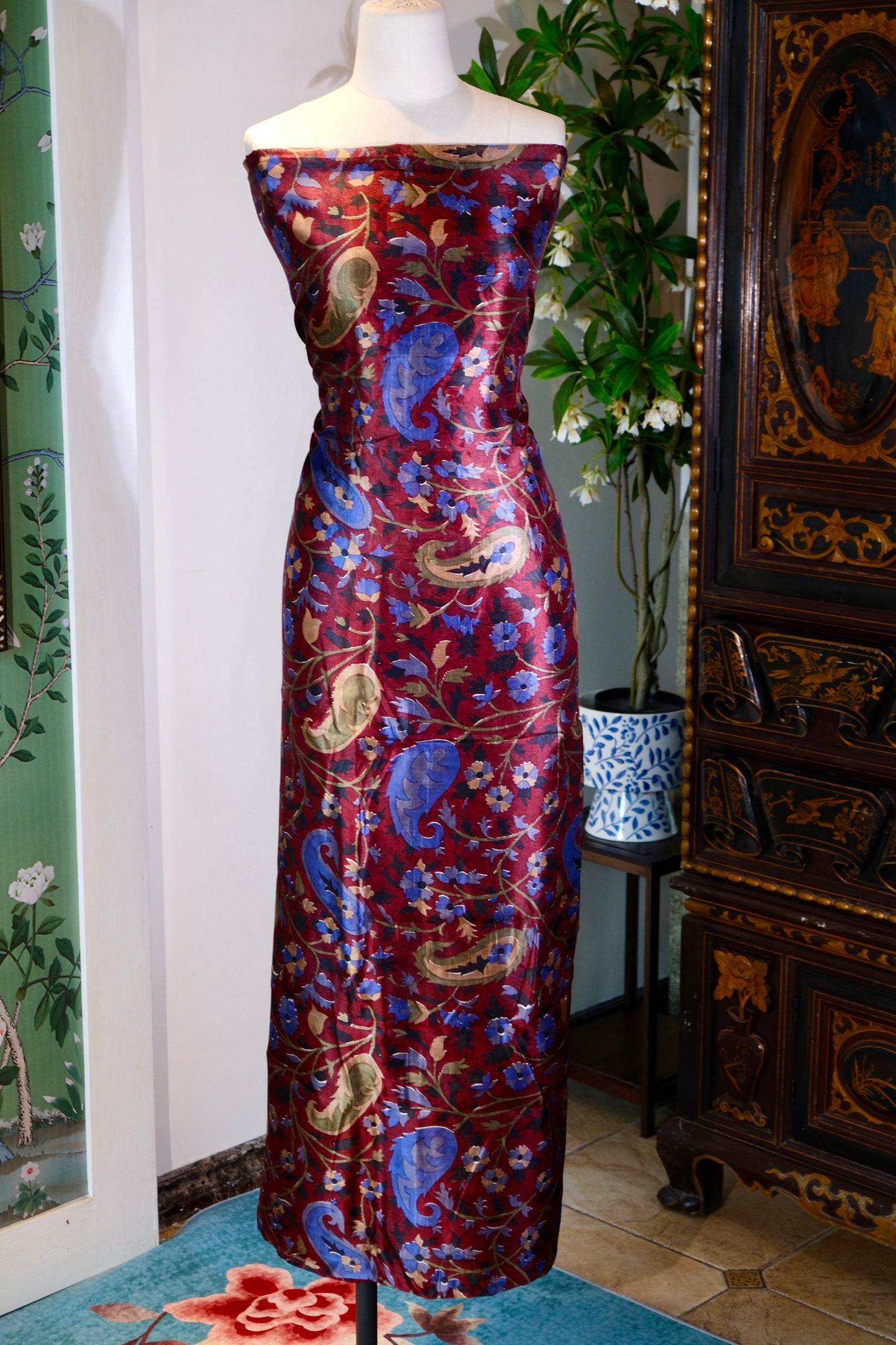 布料名 - 绯红梦影：古波斯佩斯利与深邃幽蓝的永恒交织 | Fabric Name - Crimson Dream: The Eternal Interweaving of Antique Persian Paisley and Profound Blues