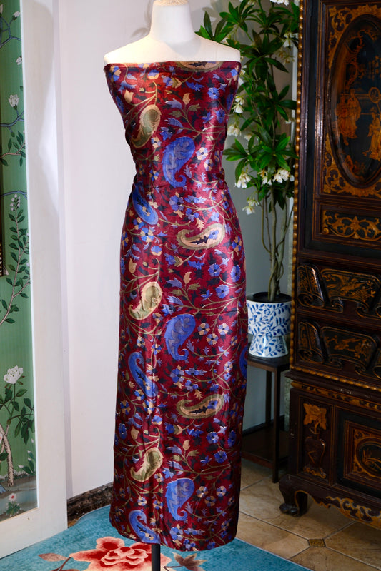 布料名 - 绯红梦影：古波斯佩斯利与深邃幽蓝的永恒交织 | Fabric Name - Crimson Dream: The Eternal Interweaving of Antique Persian Paisley and Profound Blues