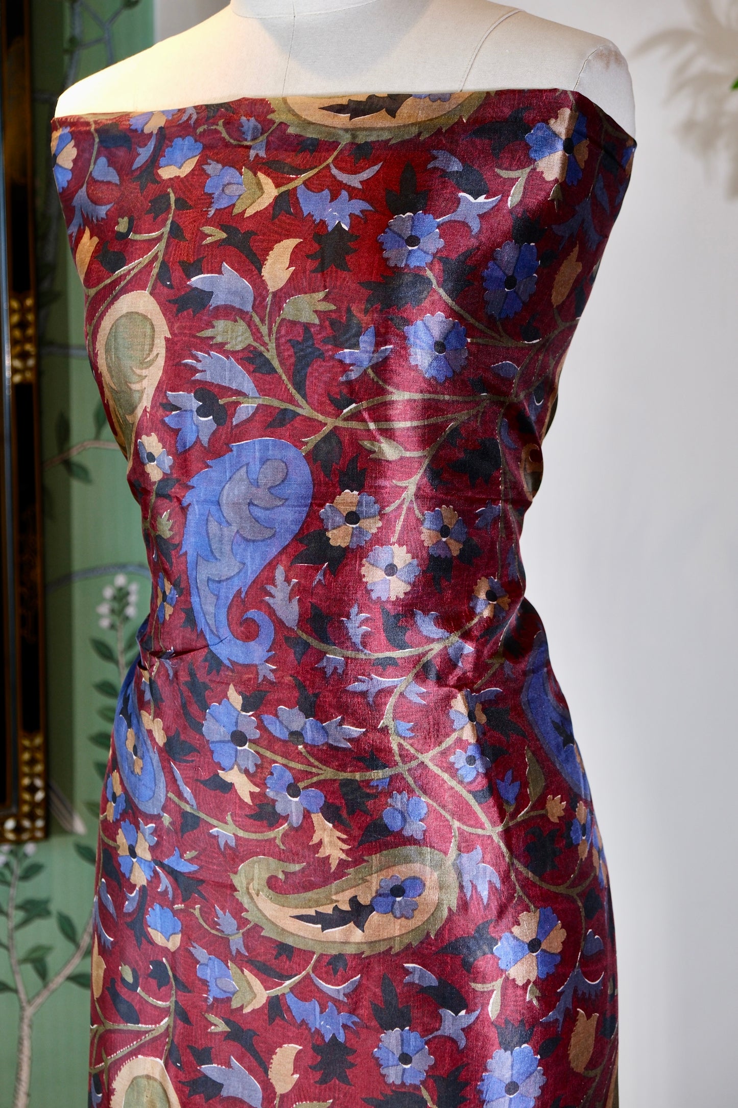 布料名 - 绯红梦影：古波斯佩斯利与深邃幽蓝的永恒交织 | Fabric Name - Crimson Dream: The Eternal Interweaving of Antique Persian Paisley and Profound Blues