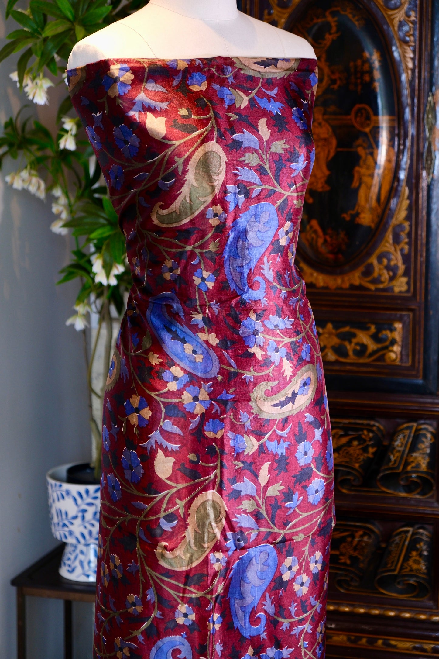 布料名 - 绯红梦影：古波斯佩斯利与深邃幽蓝的永恒交织 | Fabric Name - Crimson Dream: The Eternal Interweaving of Antique Persian Paisley and Profound Blues