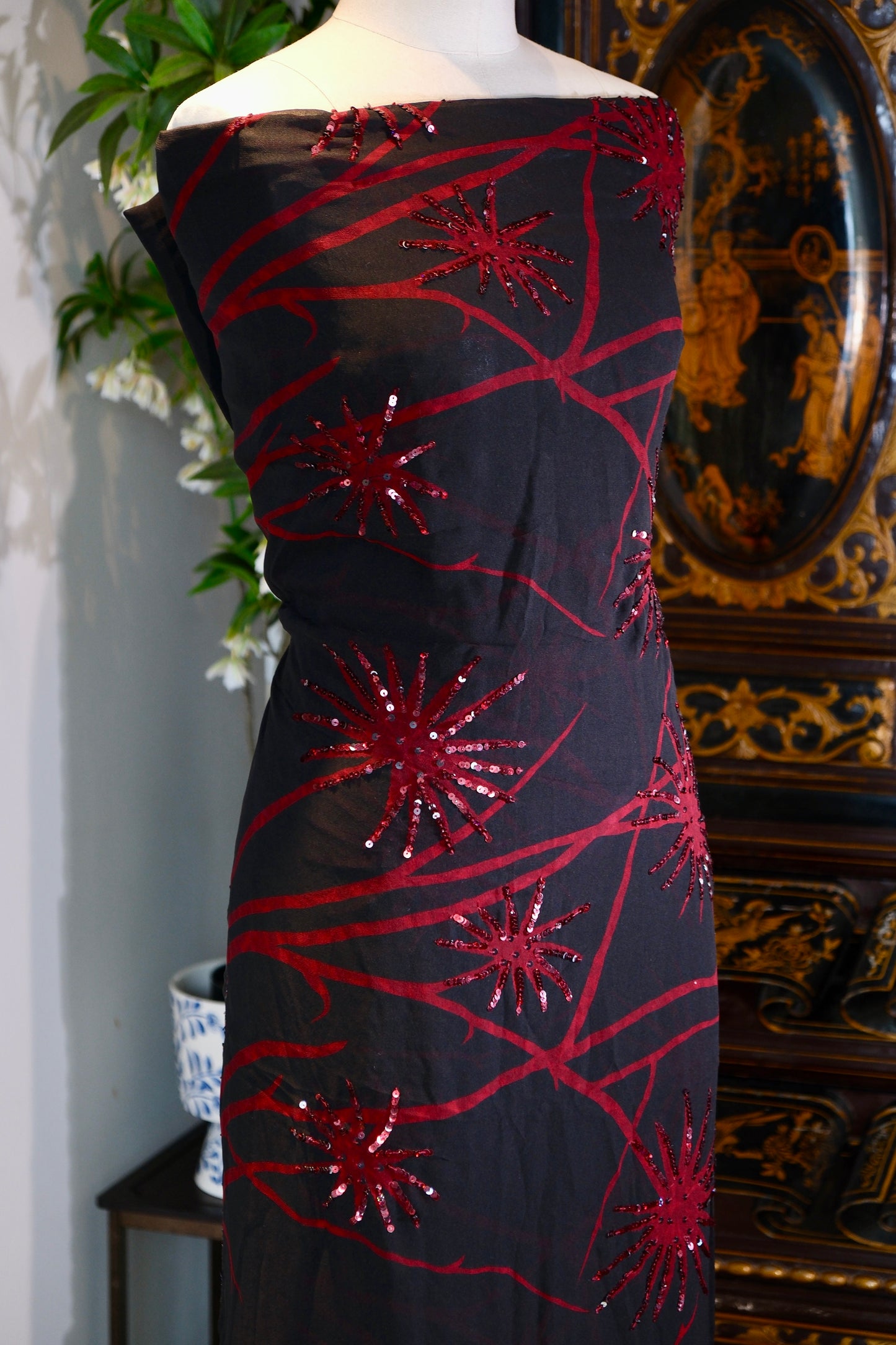 布料名 - 燃情荆棘：抽象流线与手工钉珠亮片花卉的先锋艺术 | Fabric Name - Passionate Thorns: A Vanguard Art of Abstract Streamlines and Hand-Beaded Sequined Florals