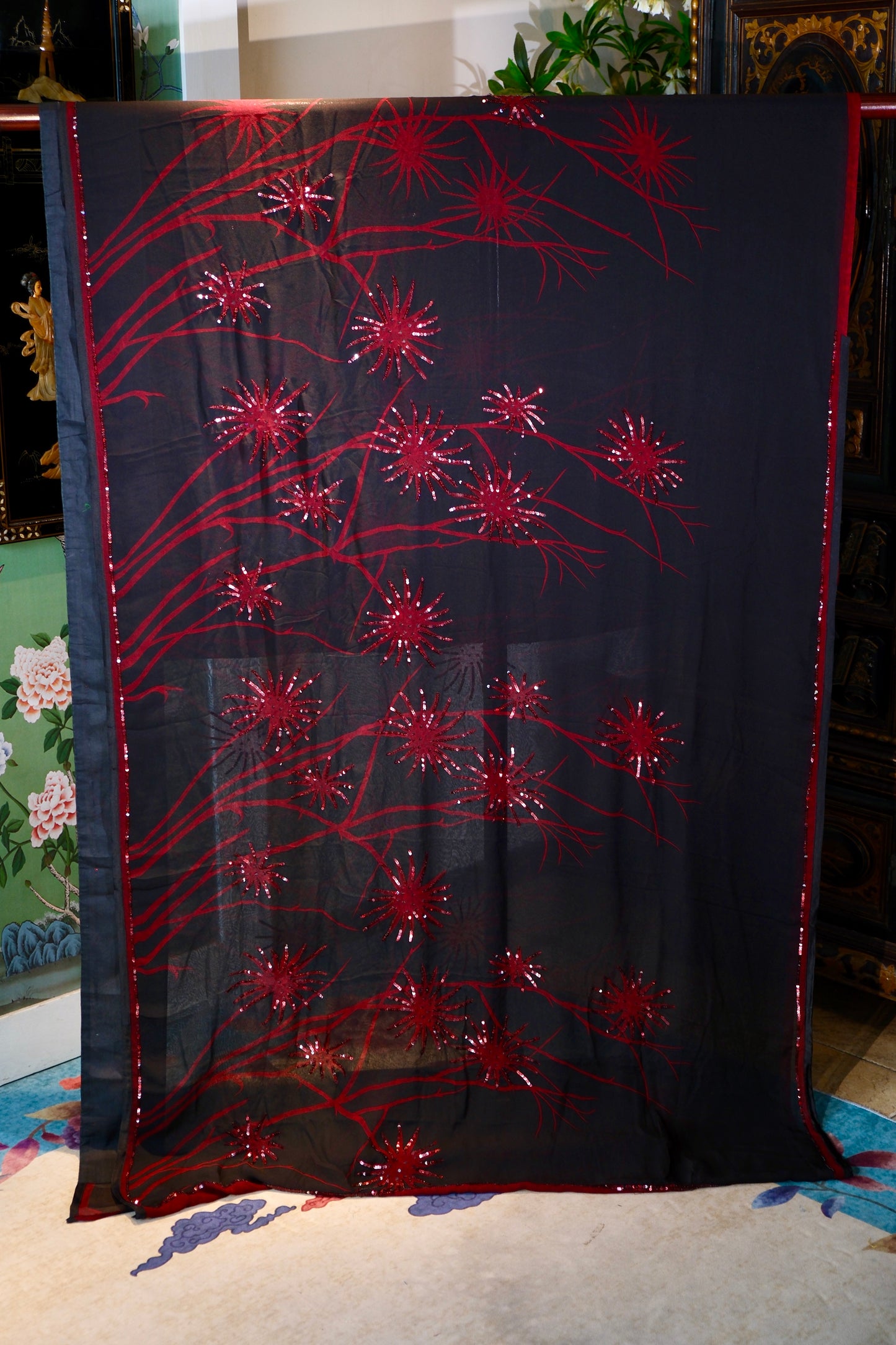 布料名 - 燃情荆棘：抽象流线与手工钉珠亮片花卉的先锋艺术 | Fabric Name - Passionate Thorns: A Vanguard Art of Abstract Streamlines and Hand-Beaded Sequined Florals