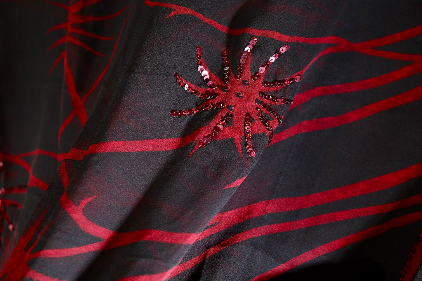 布料名 - 燃情荆棘：抽象流线与手工钉珠亮片花卉的先锋艺术 | Fabric Name - Passionate Thorns: A Vanguard Art of Abstract Streamlines and Hand-Beaded Sequined Florals