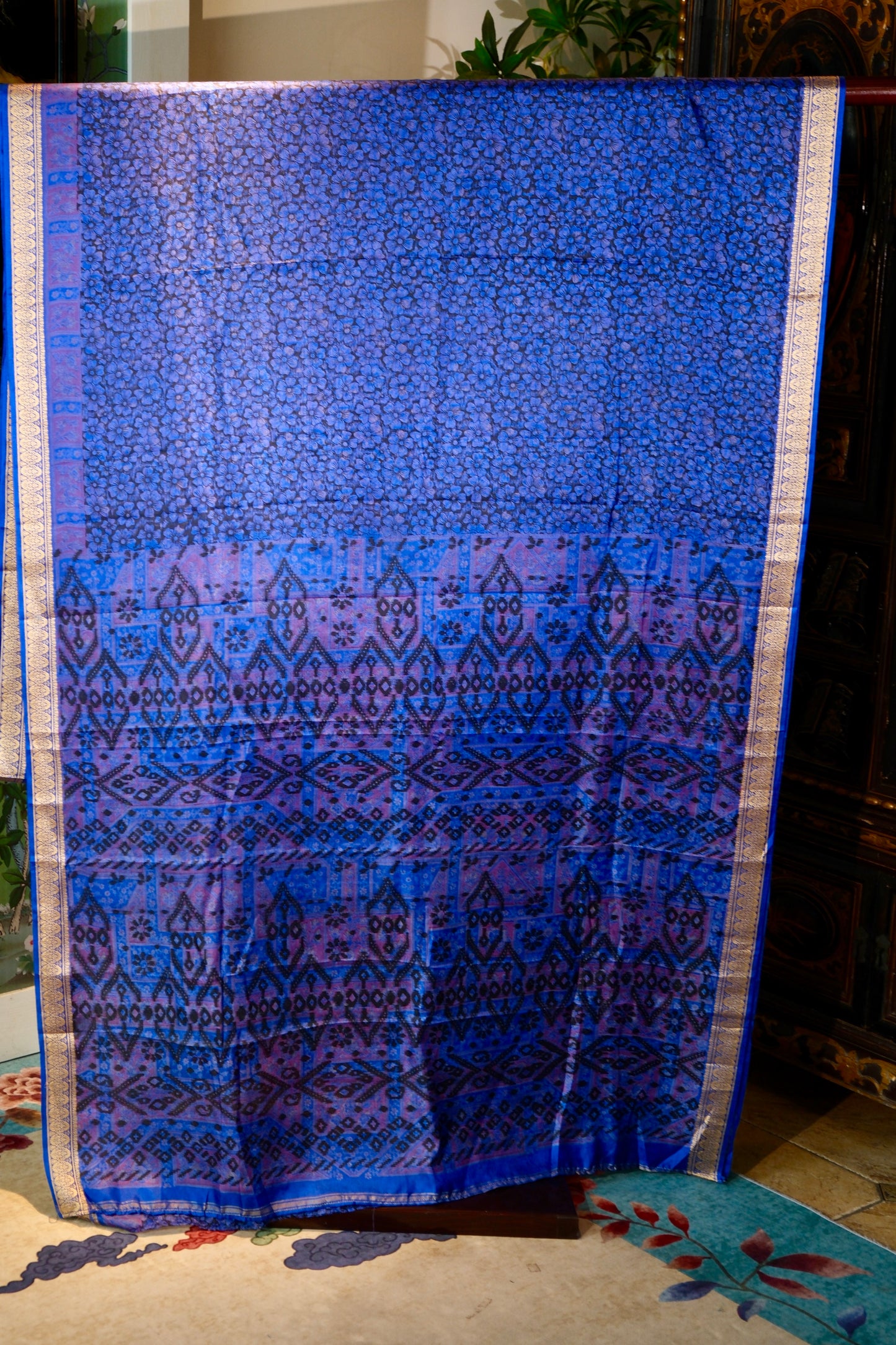 布料名 - 蓝调夜曲：繁花叠影与金丝勾勒的幻梦星河图境 | Fabric Name - Blue Nocturne: A Dreamy Galaxy Realm of Layered Florals and Gilded Outlines