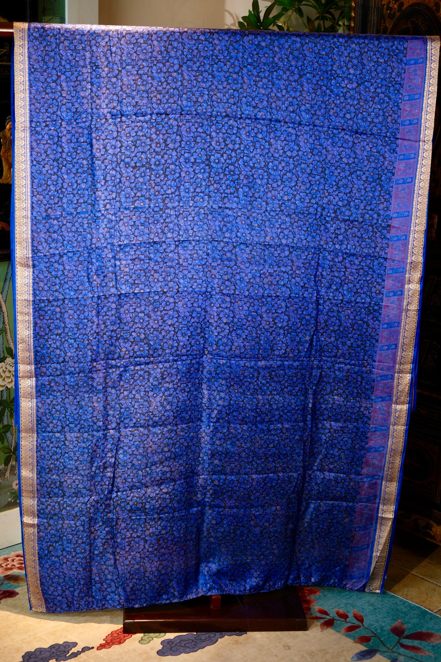 布料名 - 蓝调夜曲：繁花叠影与金丝勾勒的幻梦星河图境 | Fabric Name - Blue Nocturne: A Dreamy Galaxy Realm of Layered Florals and Gilded Outlines