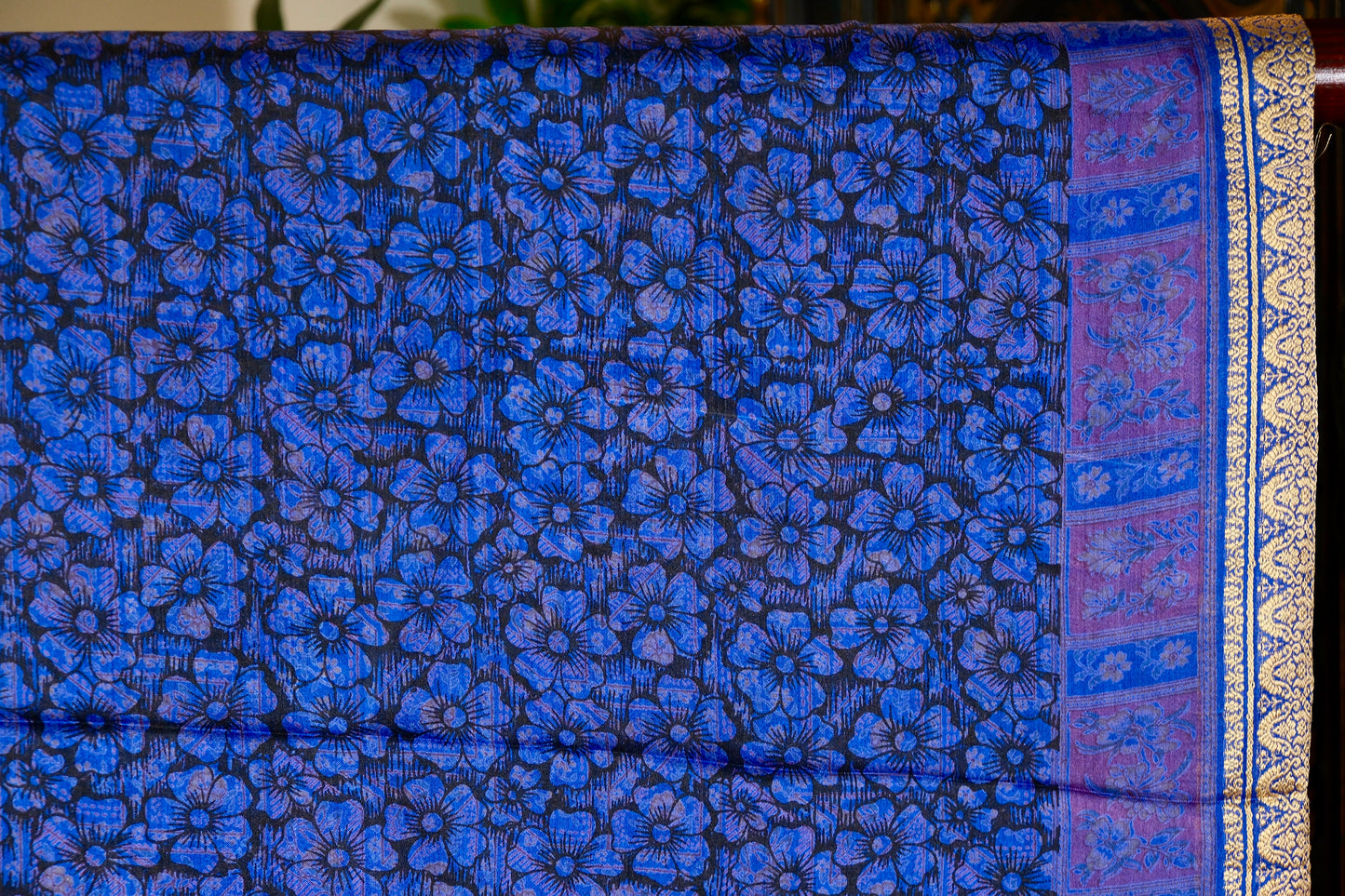 布料名 - 蓝调夜曲：繁花叠影与金丝勾勒的幻梦星河图境 | Fabric Name - Blue Nocturne: A Dreamy Galaxy Realm of Layered Florals and Gilded Outlines