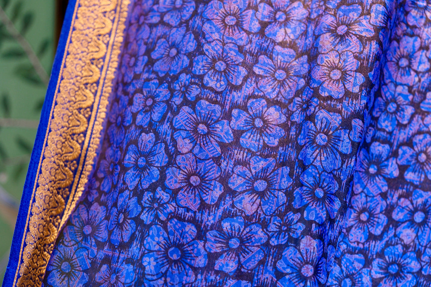 布料名 - 蓝调夜曲：繁花叠影与金丝勾勒的幻梦星河图境 | Fabric Name - Blue Nocturne: A Dreamy Galaxy Realm of Layered Florals and Gilded Outlines